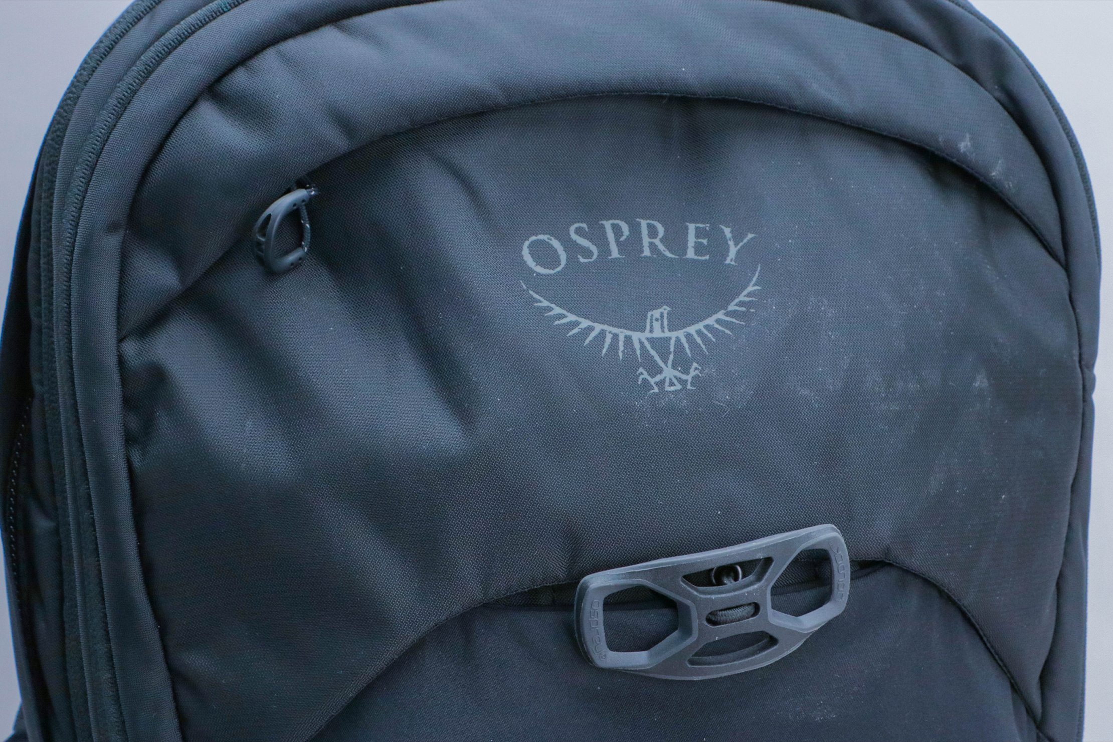 Osprey Mochila radial para computadora portátil, concreto bronceado