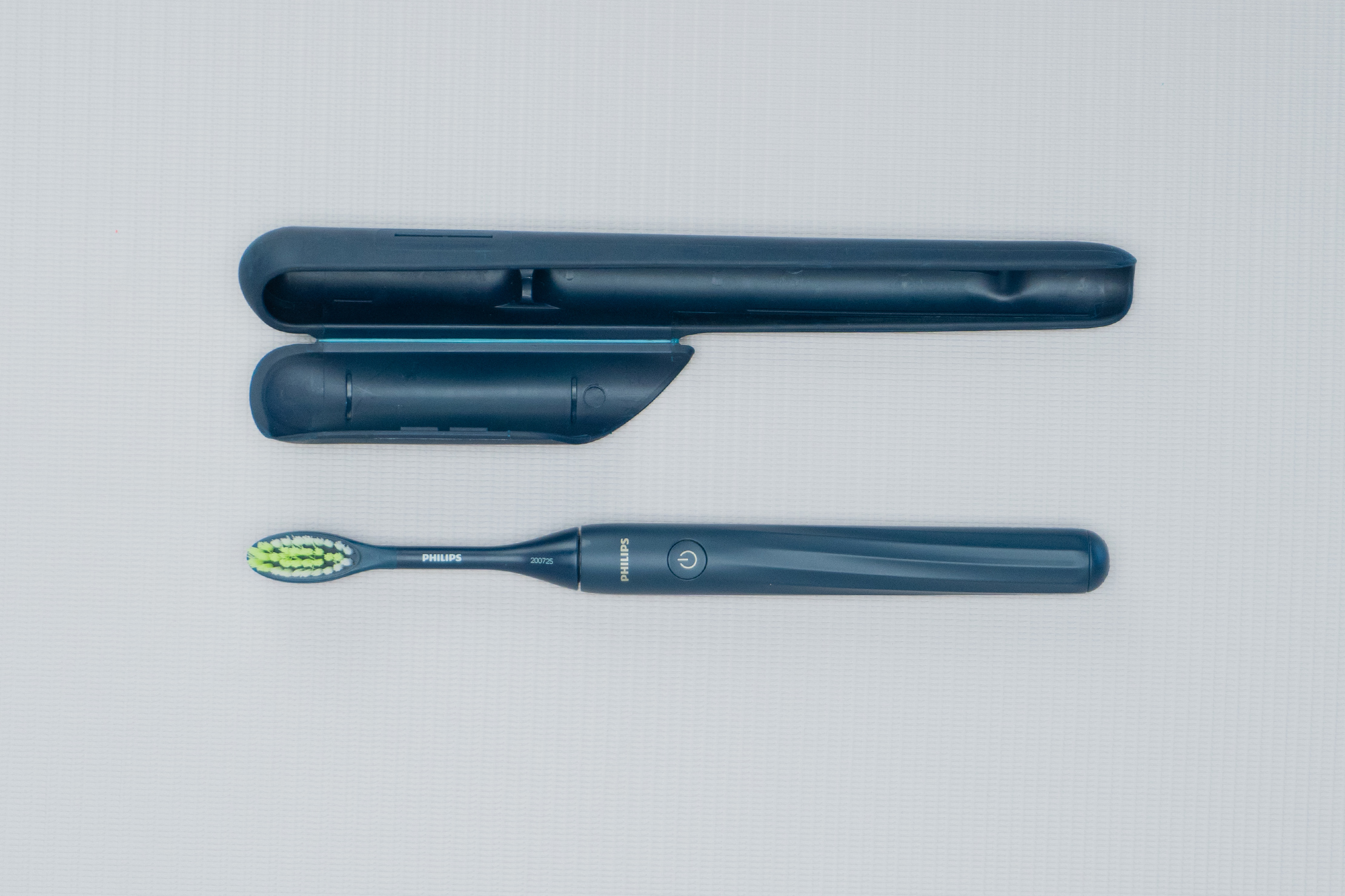 Philips One Battery Toothbrush by Sonicare Out of Case 1