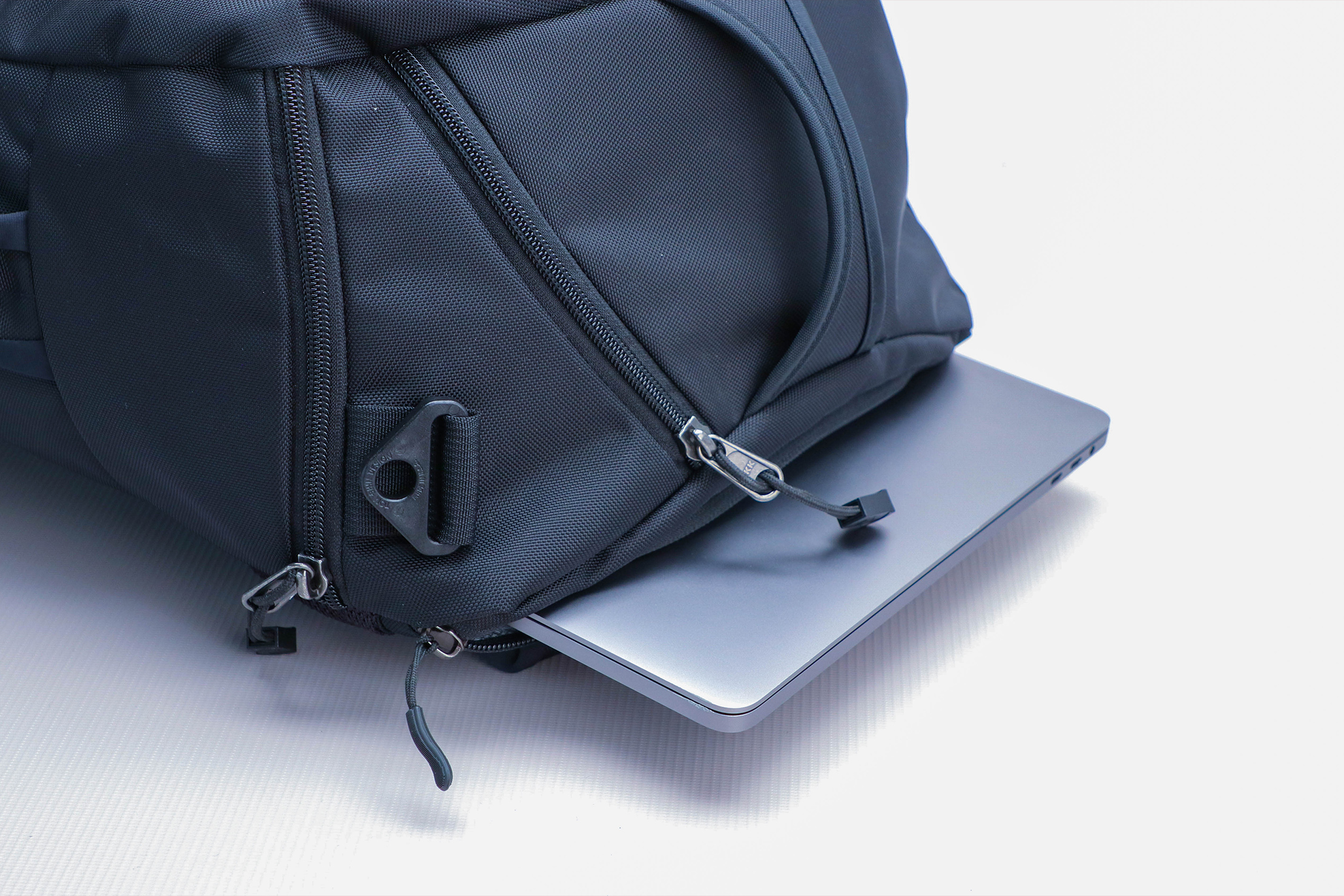 Tom Bihn Techonaut 30 Laptop Closer