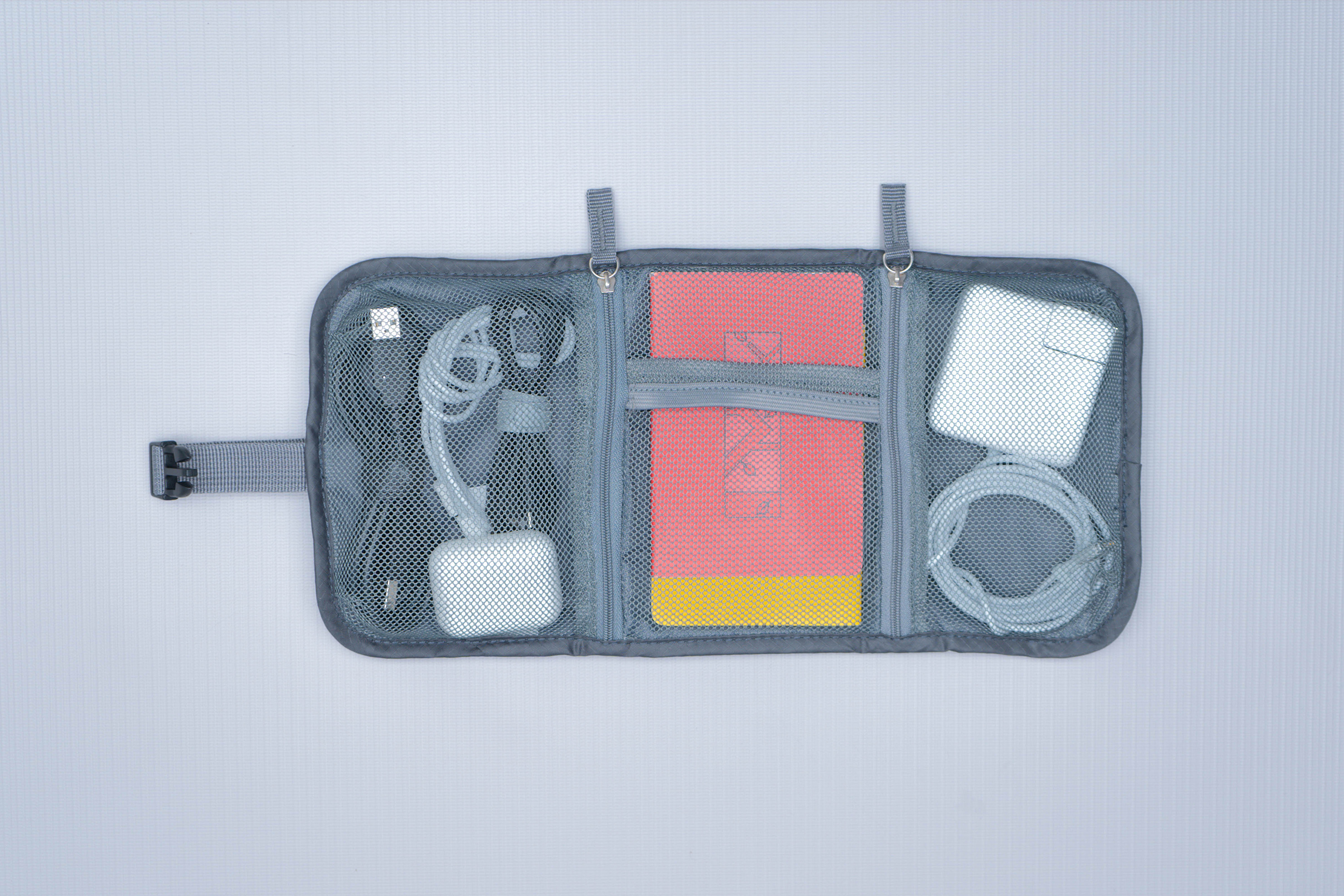 https://cdn.packhacker.com/2021/09/9f0a676c-travelon-tech-accessory-organizer-interior-2.jpg