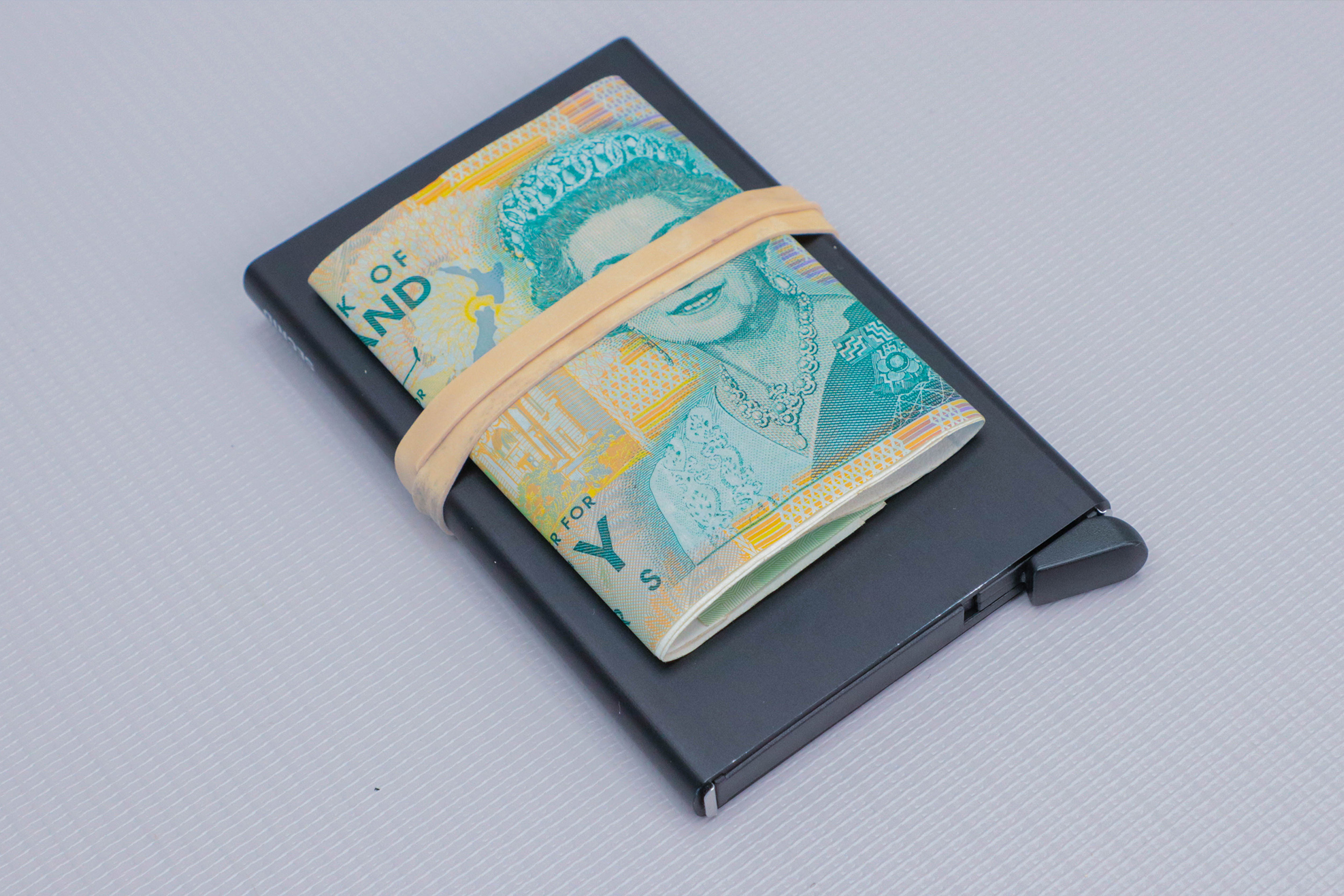Secrid Cardprotector Cash Strap
