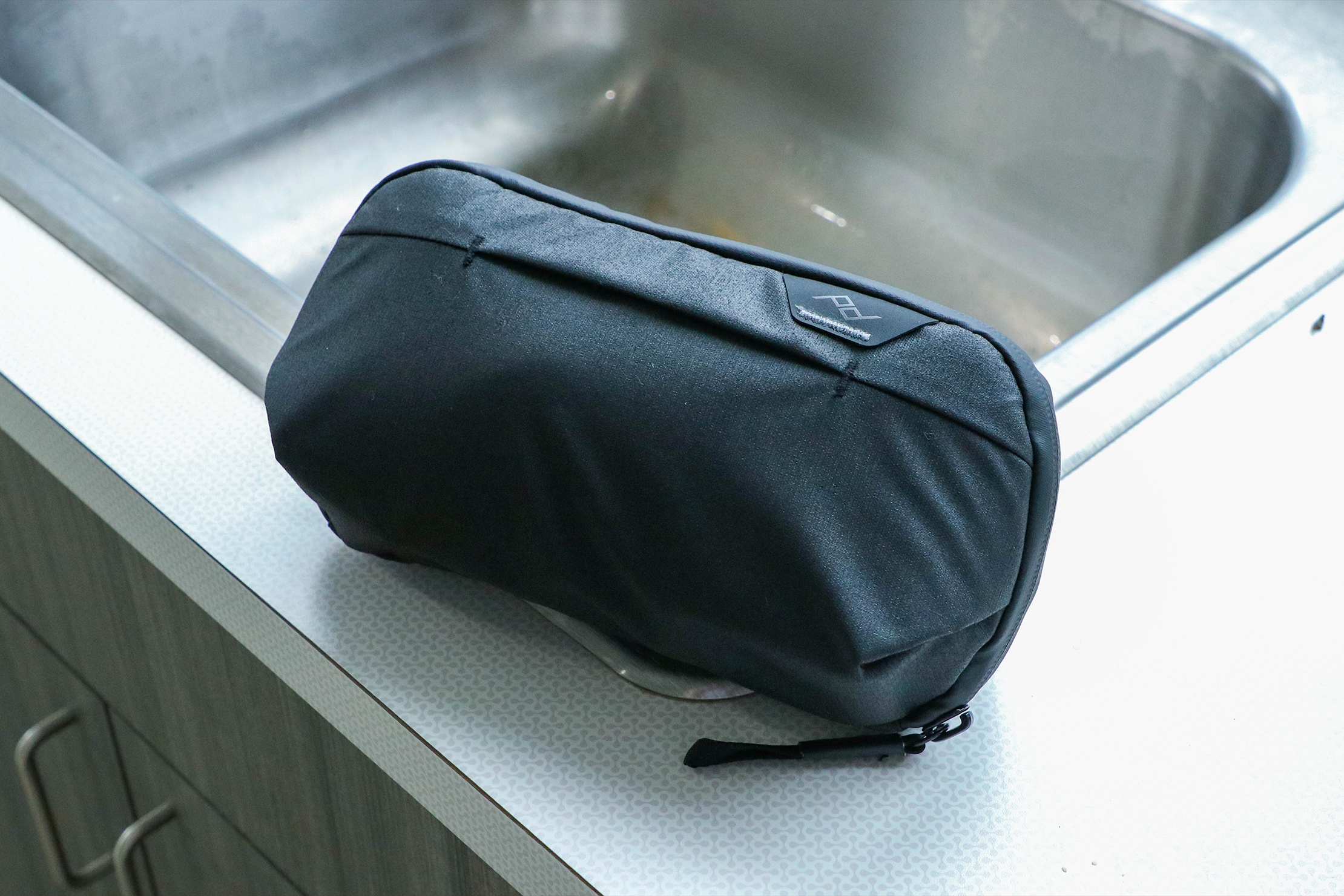 https://cdn.packhacker.com/2021/10/6e6d53e9-peak-design-small-wash-pouch-sink.jpg