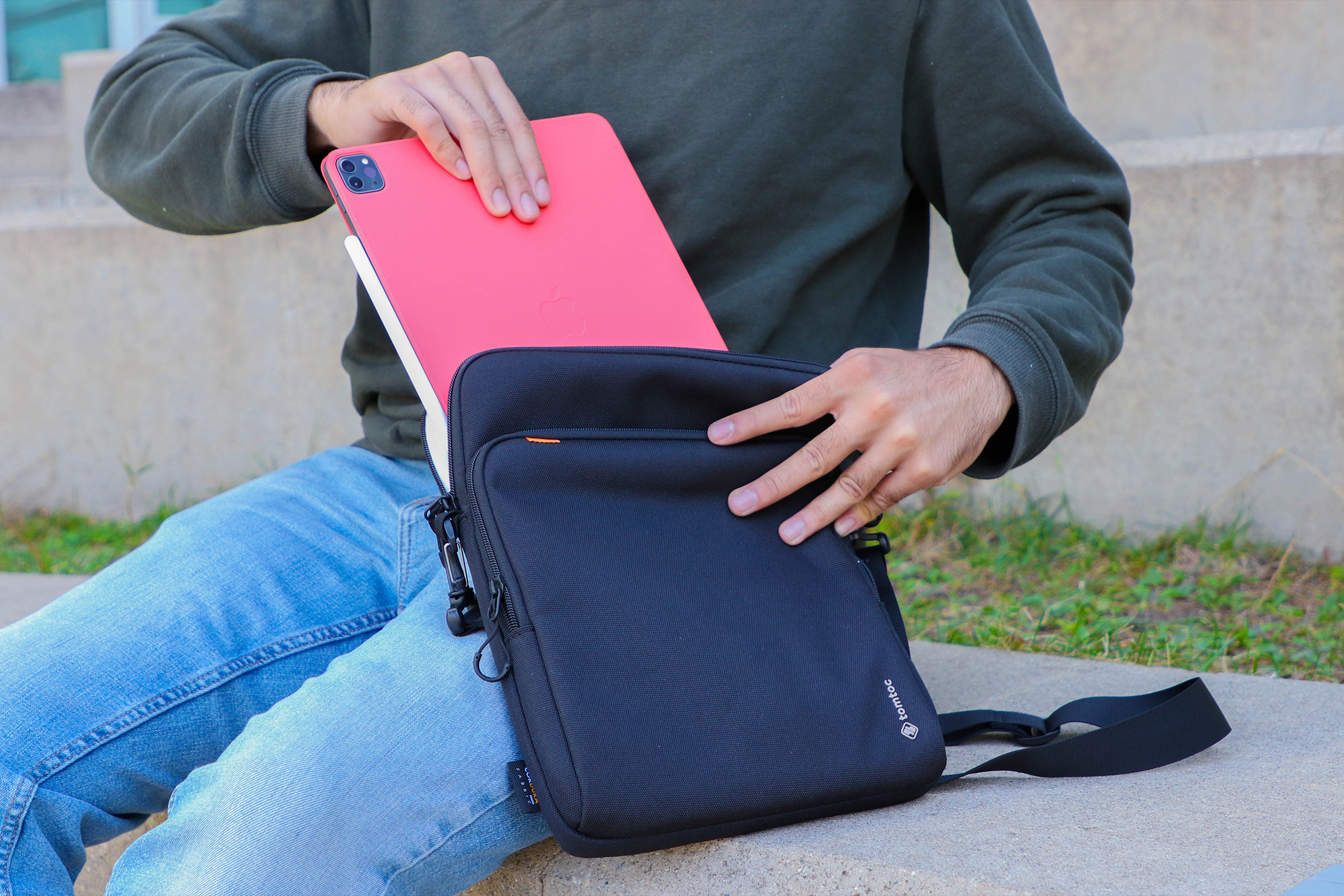 Ipad pro cheap messenger bag