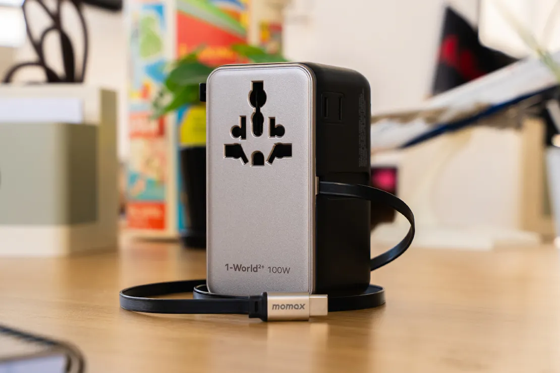 MOMAX 1-World²+ 100W International Adapter with retractable USB-C cable