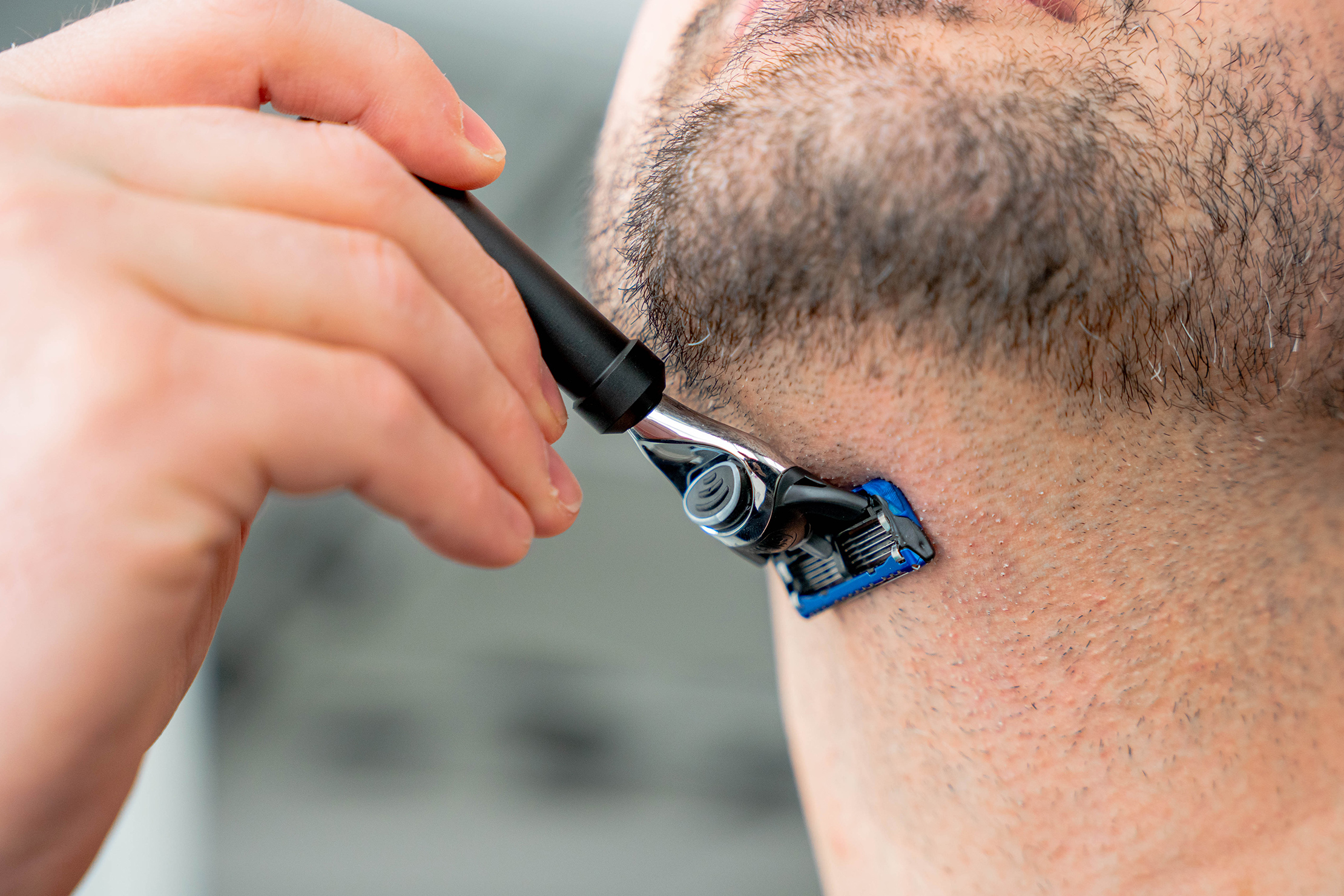 MUHLE Fusion Travel Razor In Use