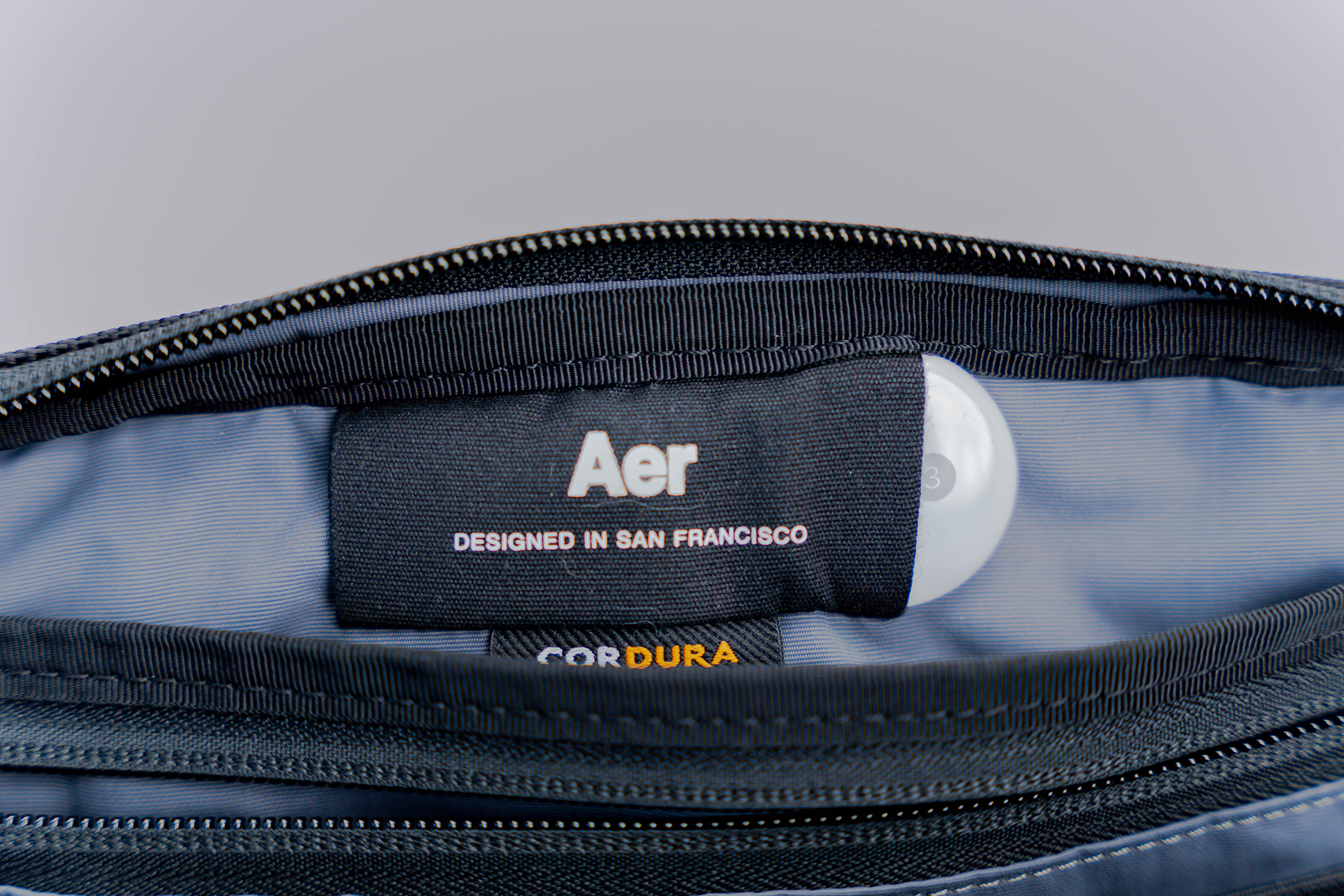 Aer Day Sling 3 AirTag