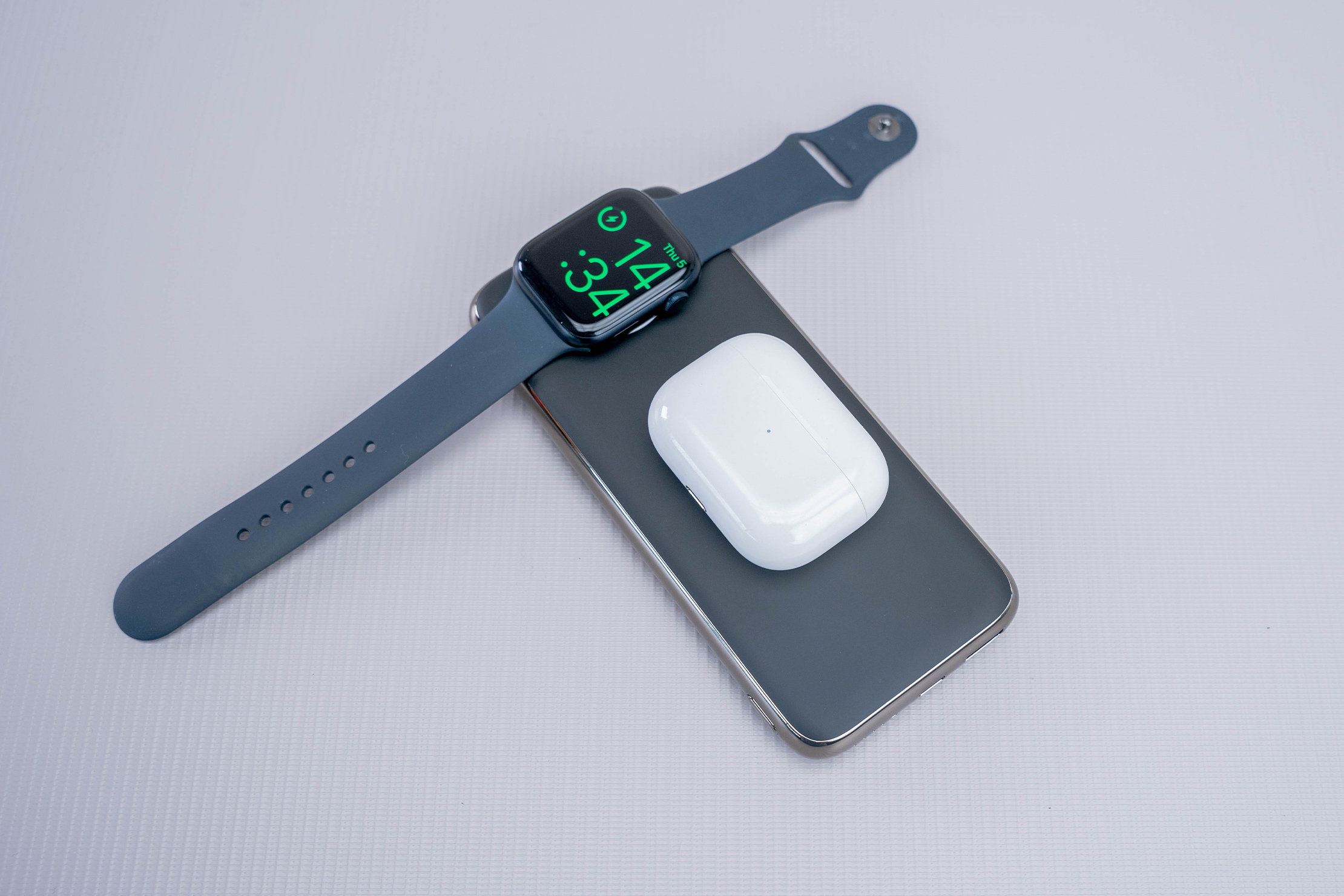 Satechi Quatro Wireless Power Bank Watch AirPods