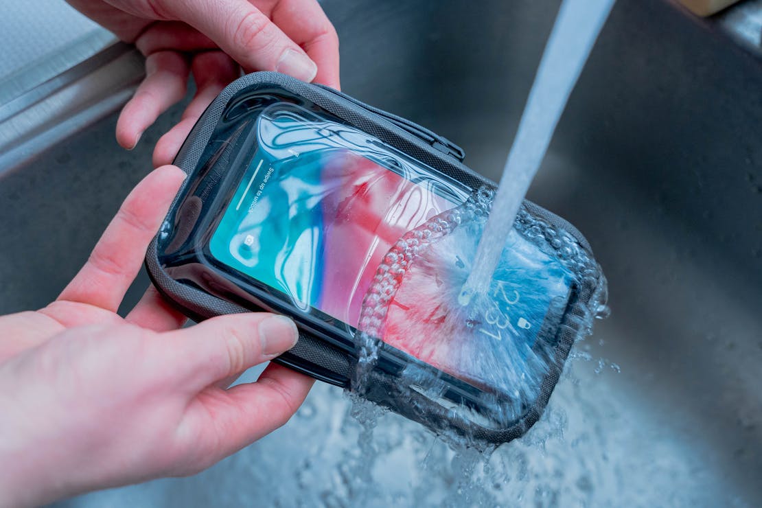 Nite Ize Runoff Waterproof Phone Case Sink