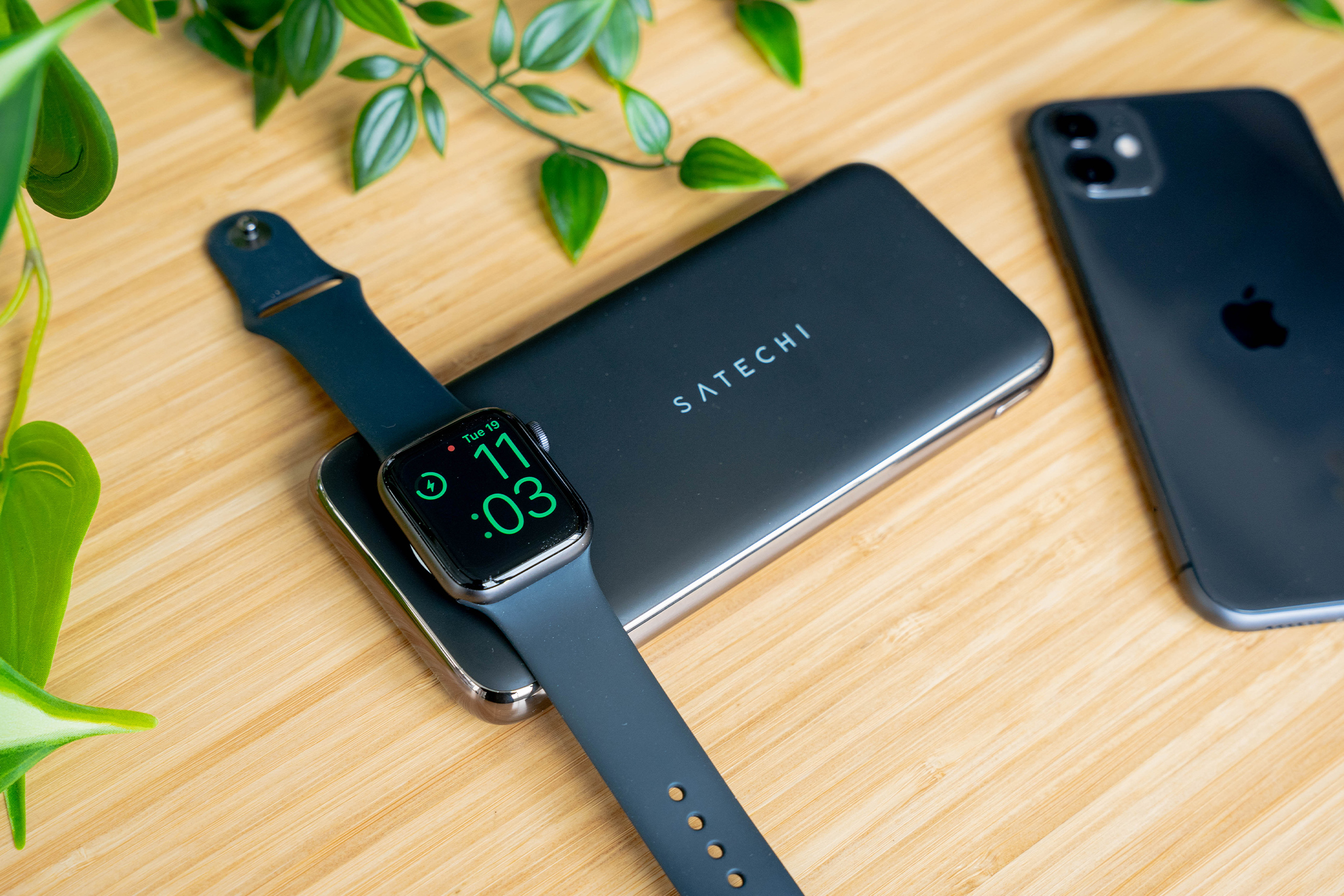 Satechi Quatro Wireless Power Bank With Apple Watch
