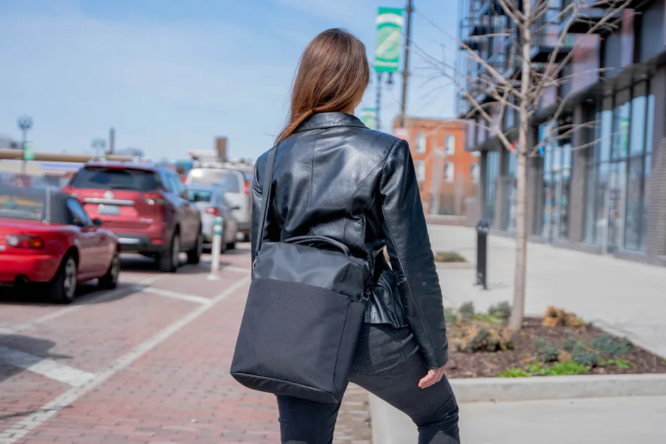 Incase A.R.C. Tech Tote Review | Pack Hacker
