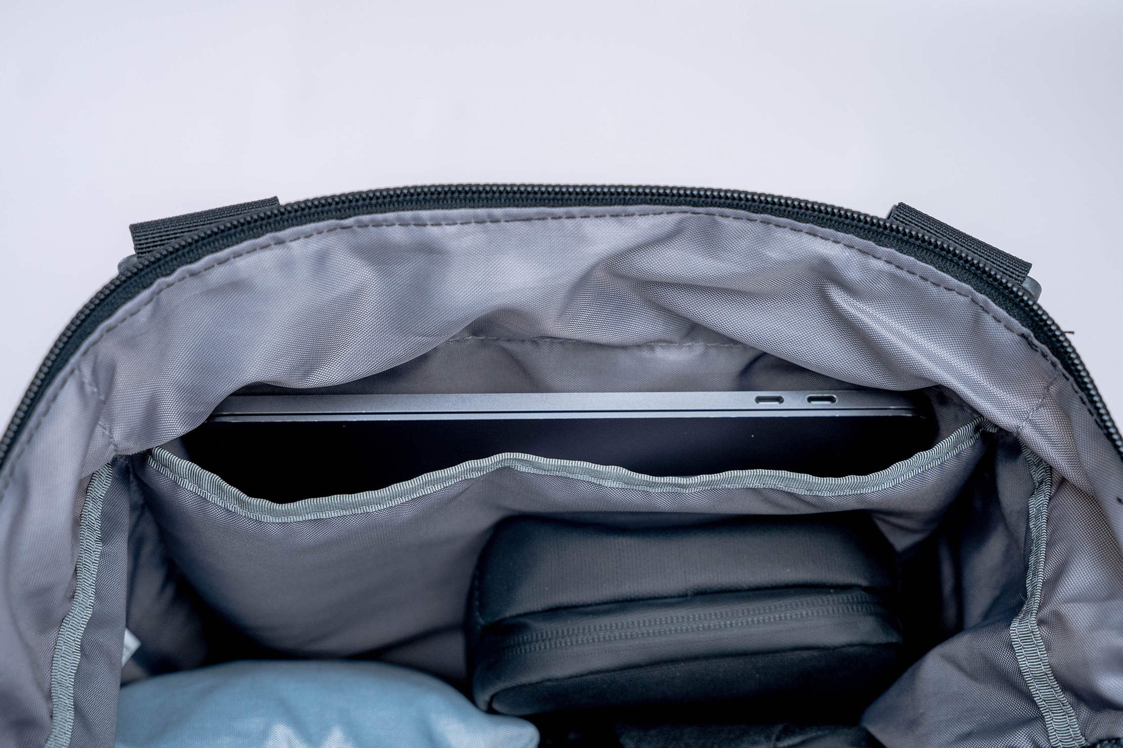 the-north-face-borealis-tote-laptop2