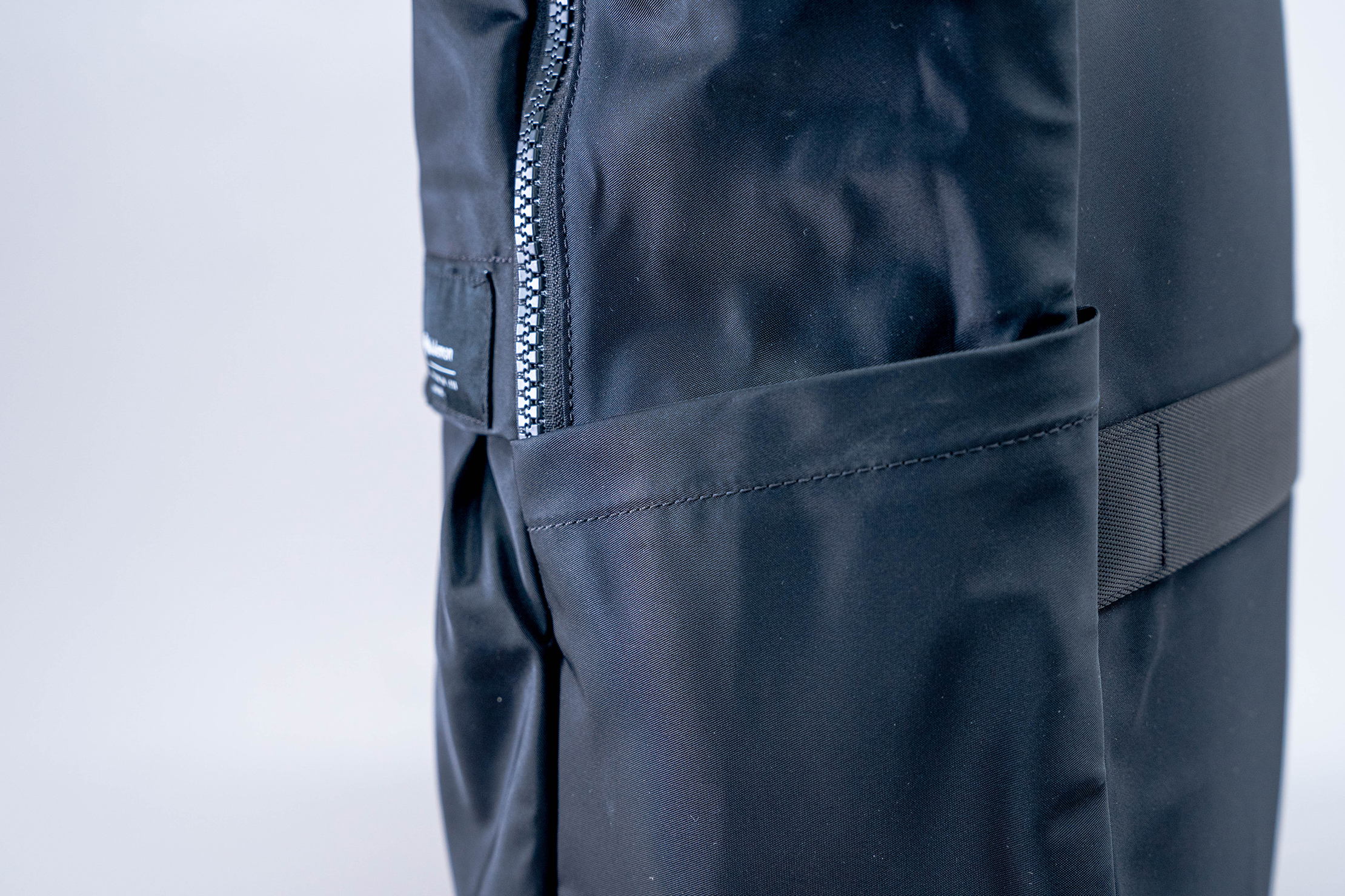 lululemon-everyday-backpack-2-0-23l-side-pocket