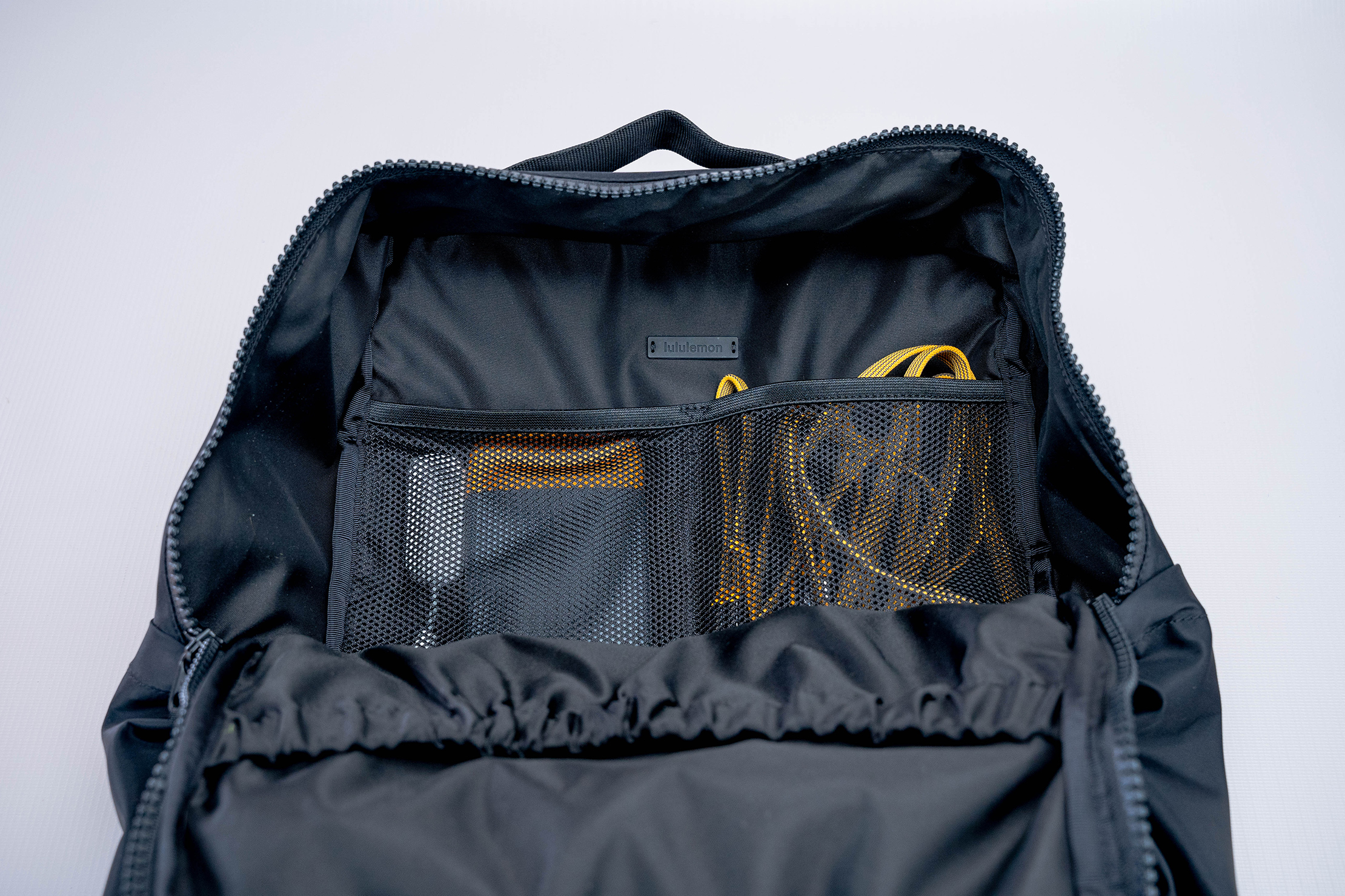 lululemon-everyday-backpack-2-0-23l-interior-mesh-pocket