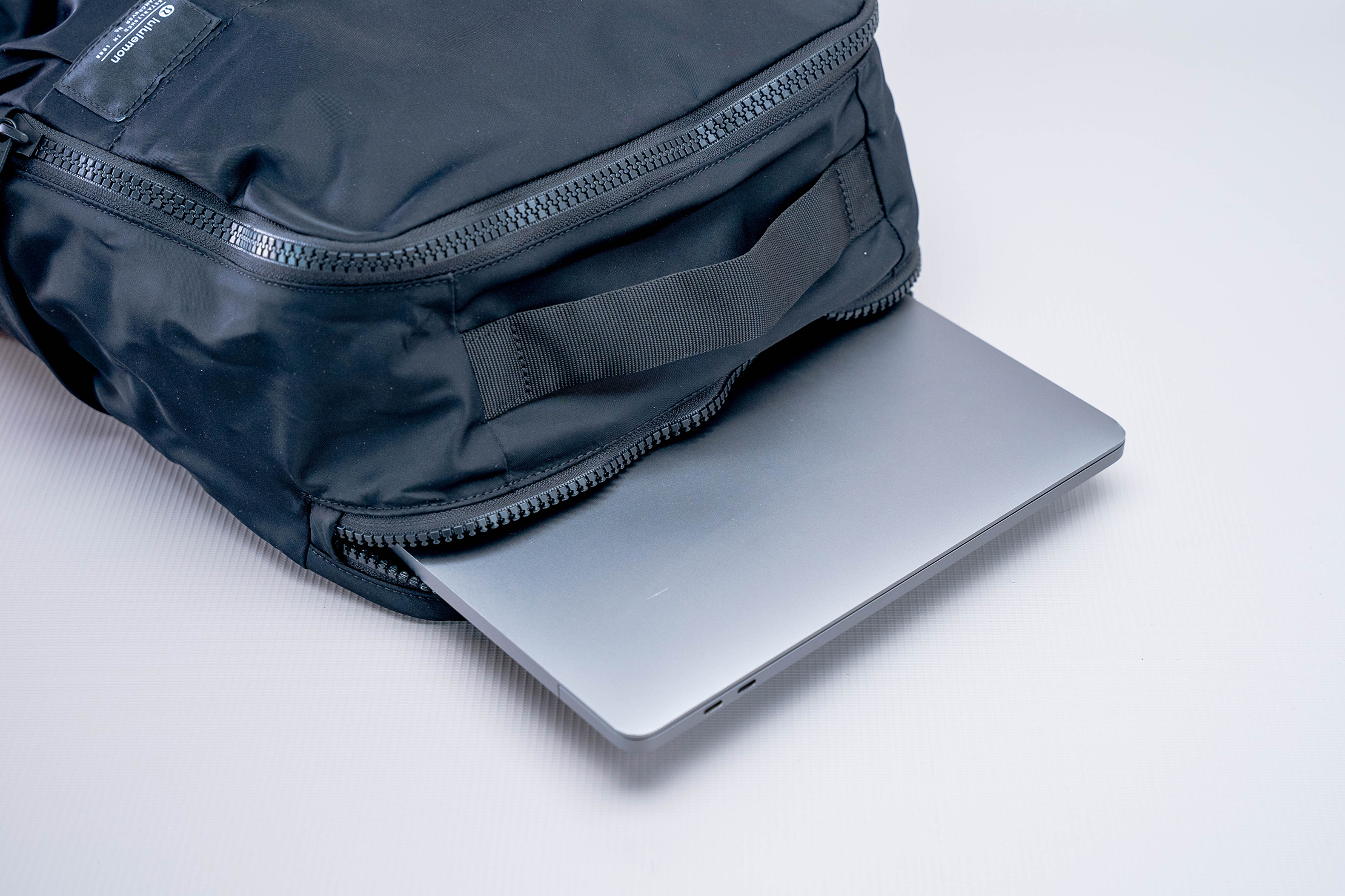 lululemon-everyday-backpack-2-0-23l-laptop