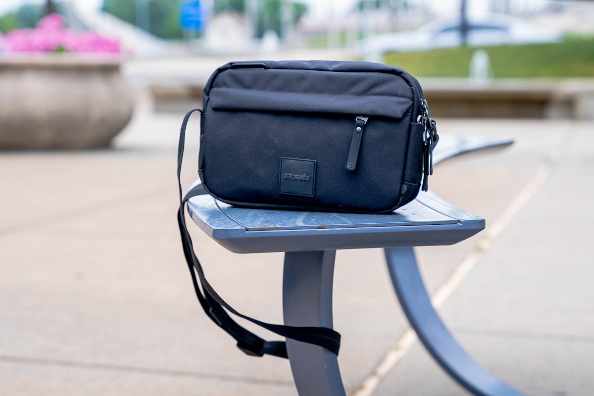 Carbon Fiber Anti-Theft Sling Bag - Waterproof USB Charging Crossbody Bag For Outdoor Sports & Travel