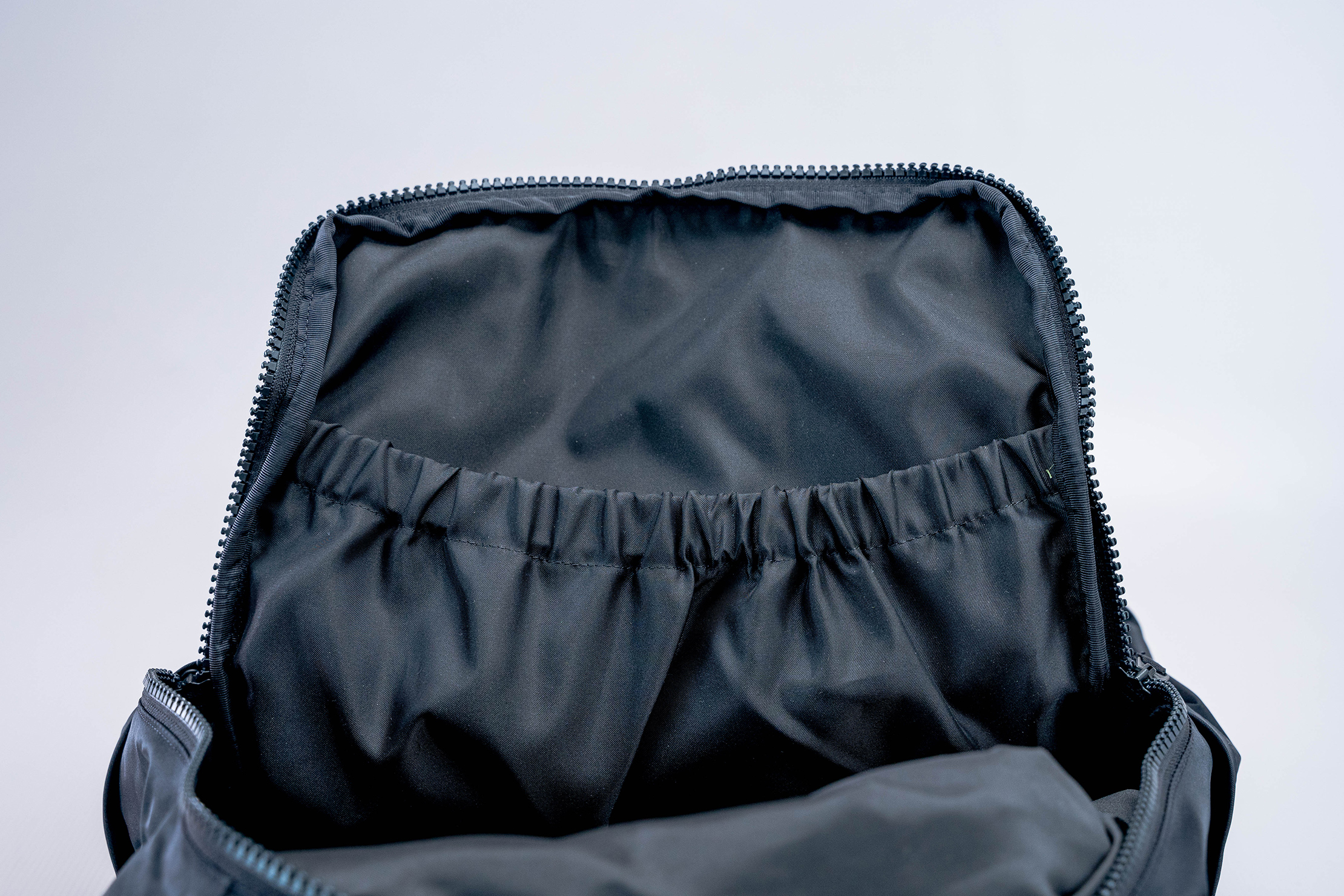 lululemon-everyday-backpack-2-0-23l-interior-pocket