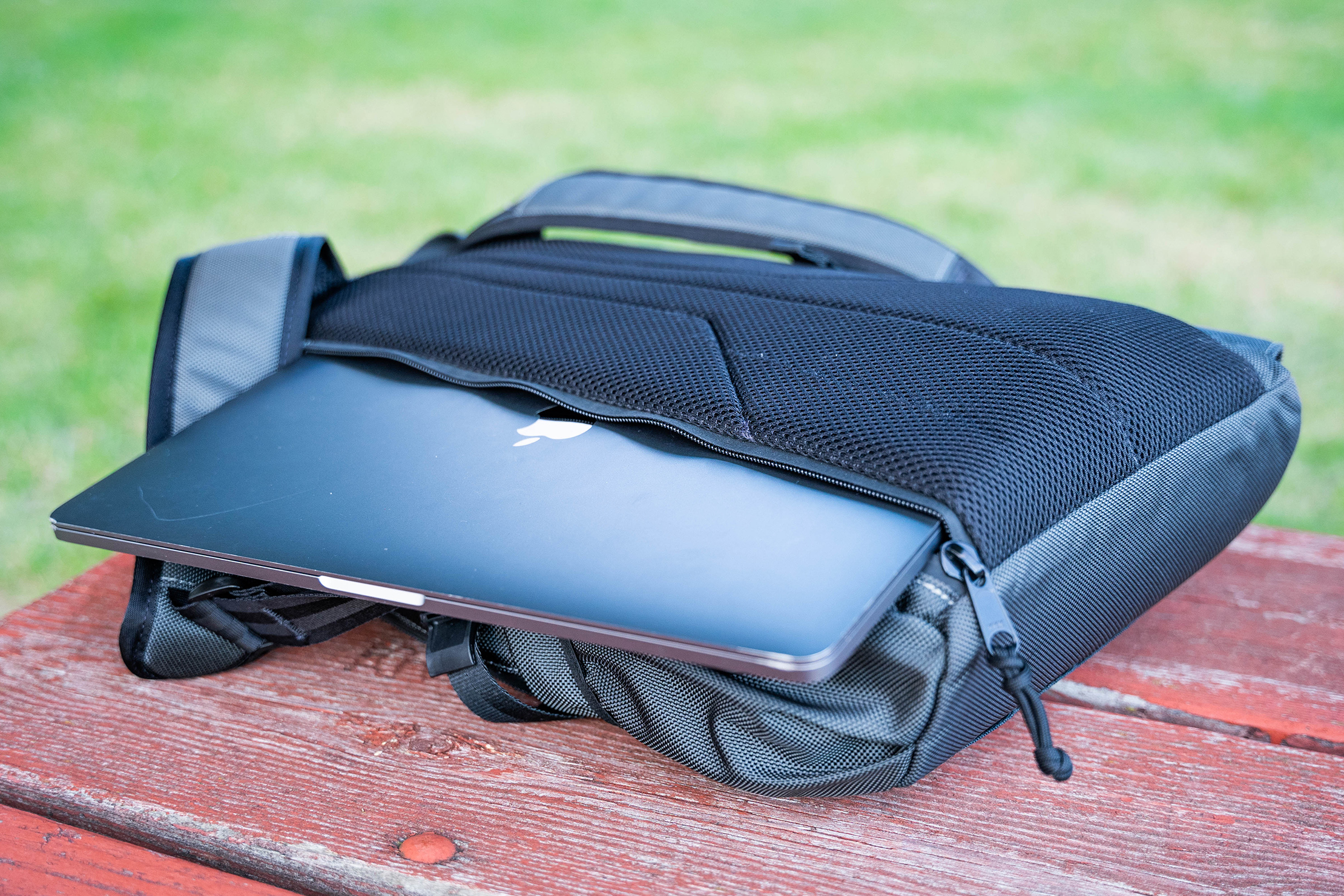 ARKTYPE Dashpack Laptop Compartment