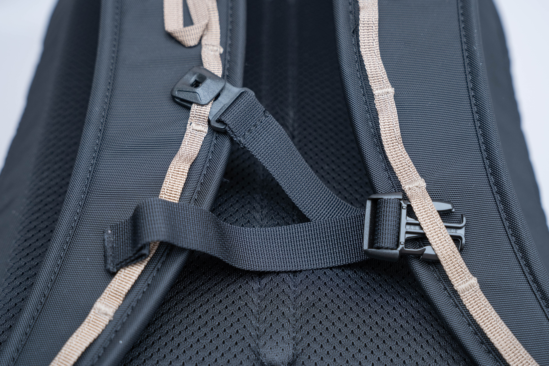 Cotopaxi Vaya 18L Backpack (Cada Dia) Sternum Strap
