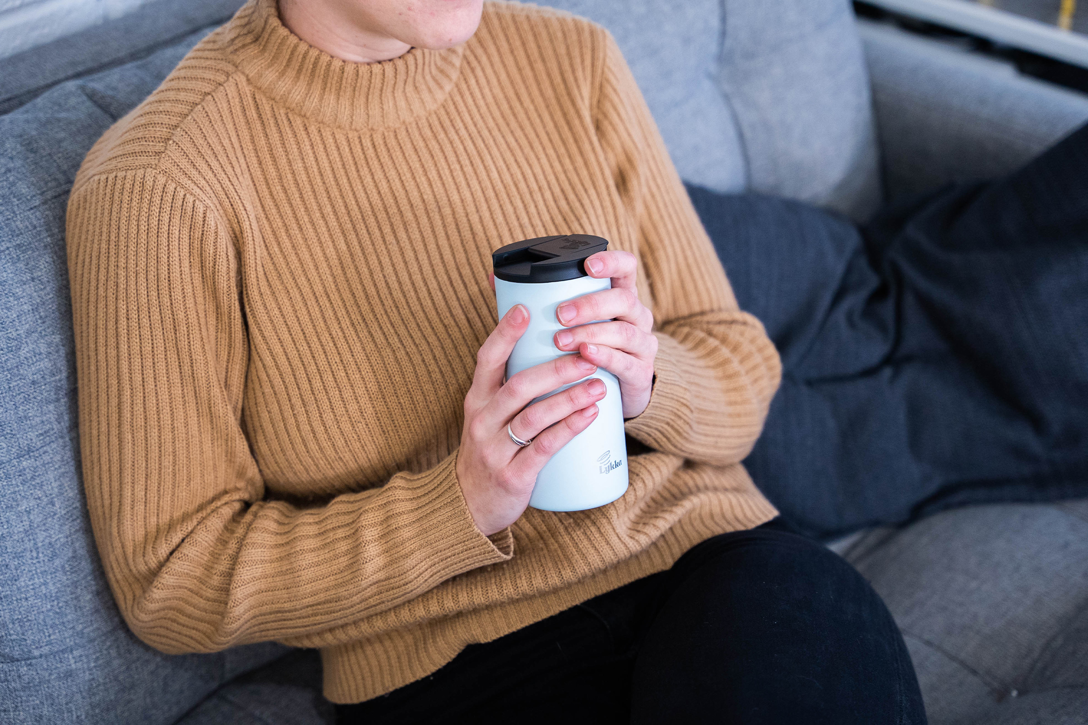 Lykka Kvarting Insulated Coffee Mug Holding