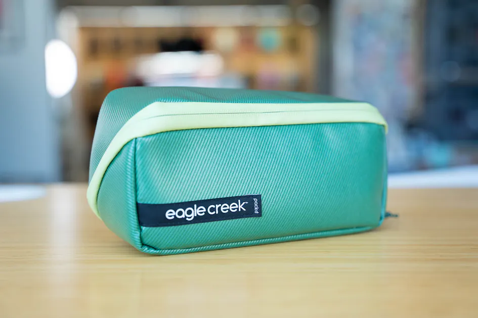 eagle creek travel toiletry bag Pack-It Reveal Quick Trip - Dual-Compartment for - Full-Length Zipper Compartments - Recycled Fabric Construction - Water-Resistant & Quick-Drying but also impresses with its attractive appearance Eagle Creek Pack-It Hanging Toiletry
