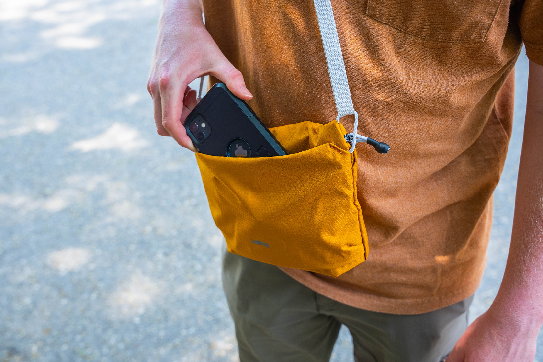 Bellroy Lite Sacoche In Use