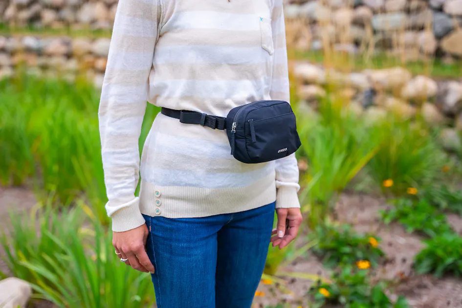 Athleta All About Crossbody Belt Bag Review | Pack Hacker Athleta All About Crossbody Belt Bag Review | Pack Hacker