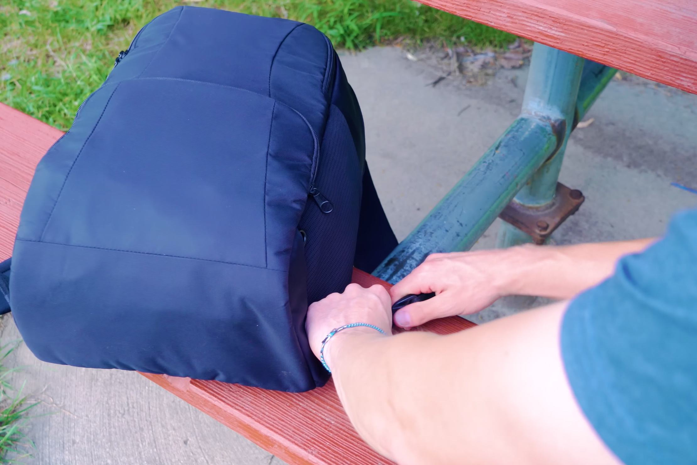 Best Anti-Theft Bags | Testing the anti-theft features.