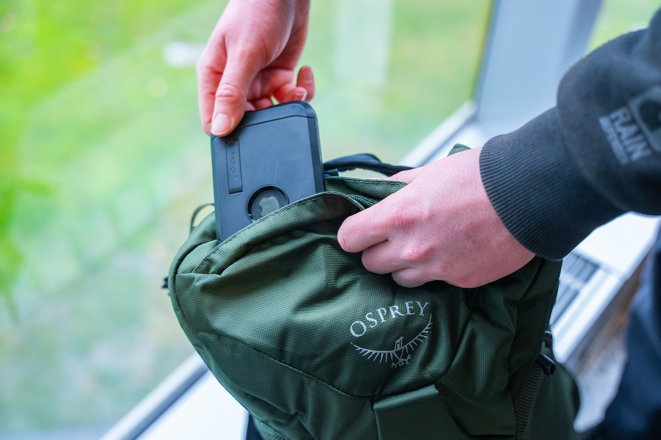 Osprey Farpoint:Fairview Travel Daypack In Use