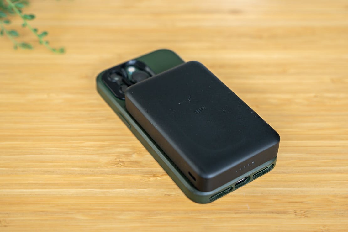 ESR Wireless Power Bank (HaloLock)