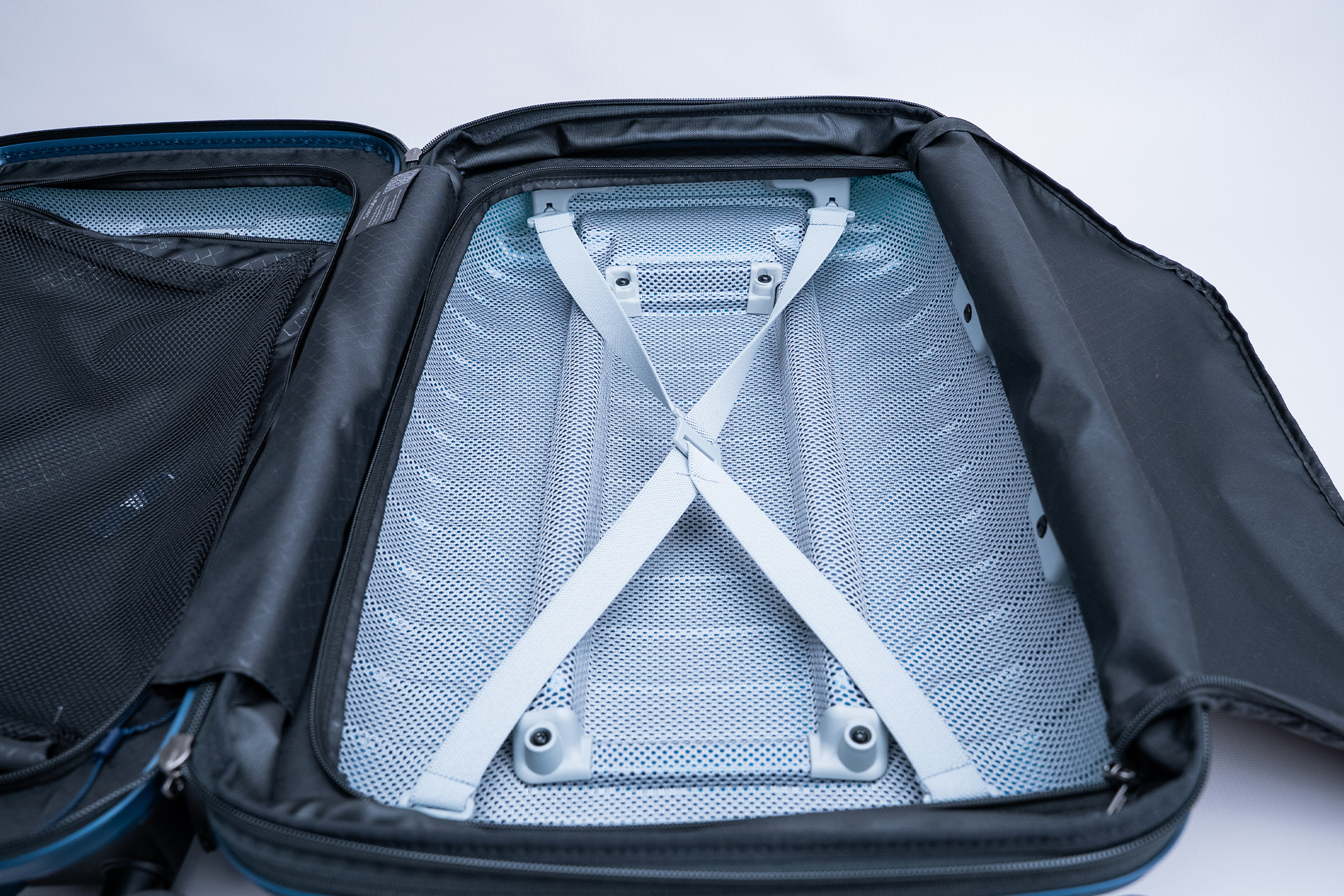 Samsonite Proxis Global Carry-On Spinner Closeup Interior