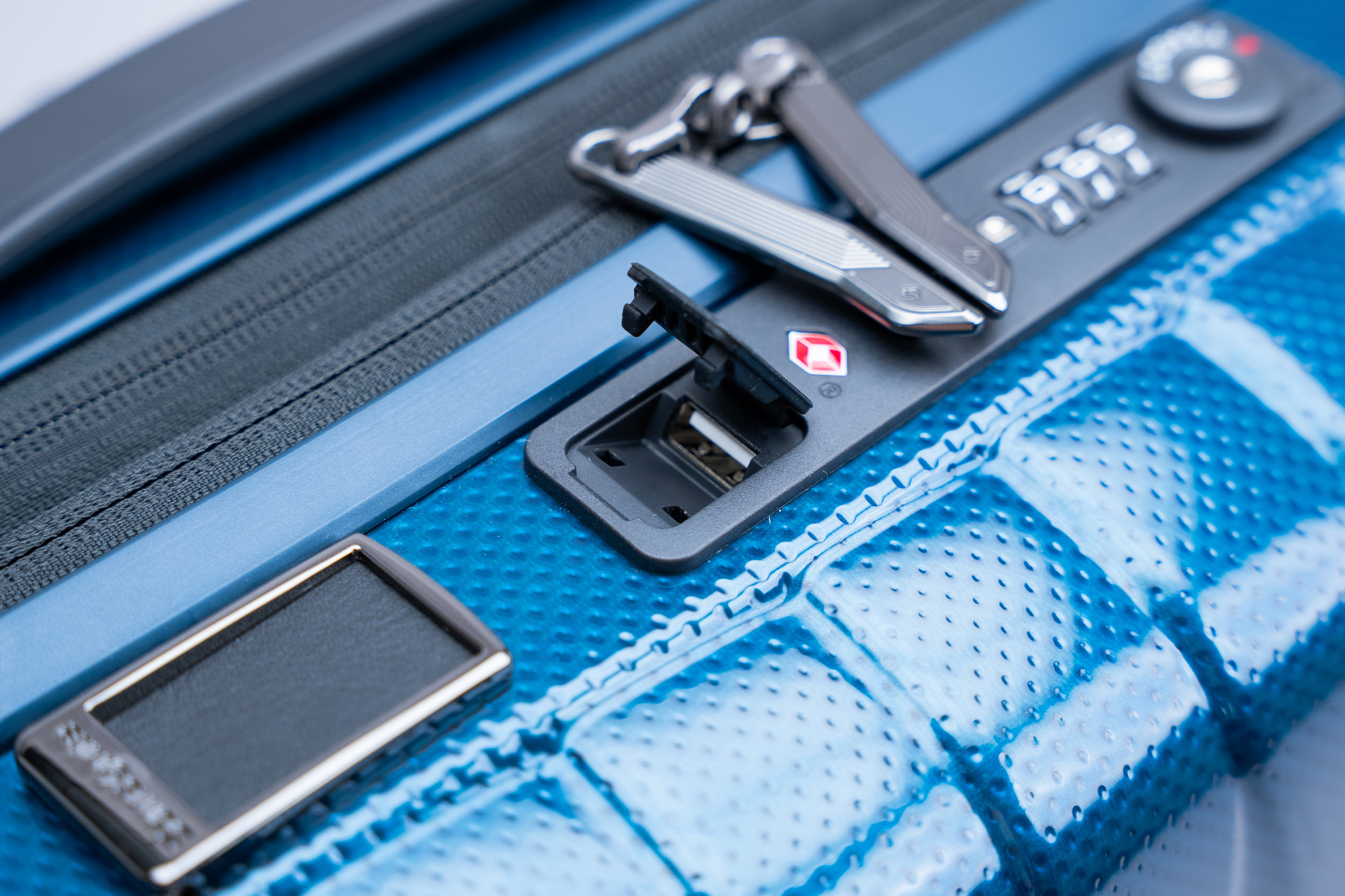 Samsonite Proxis Global Carry-On Spinner USB Port