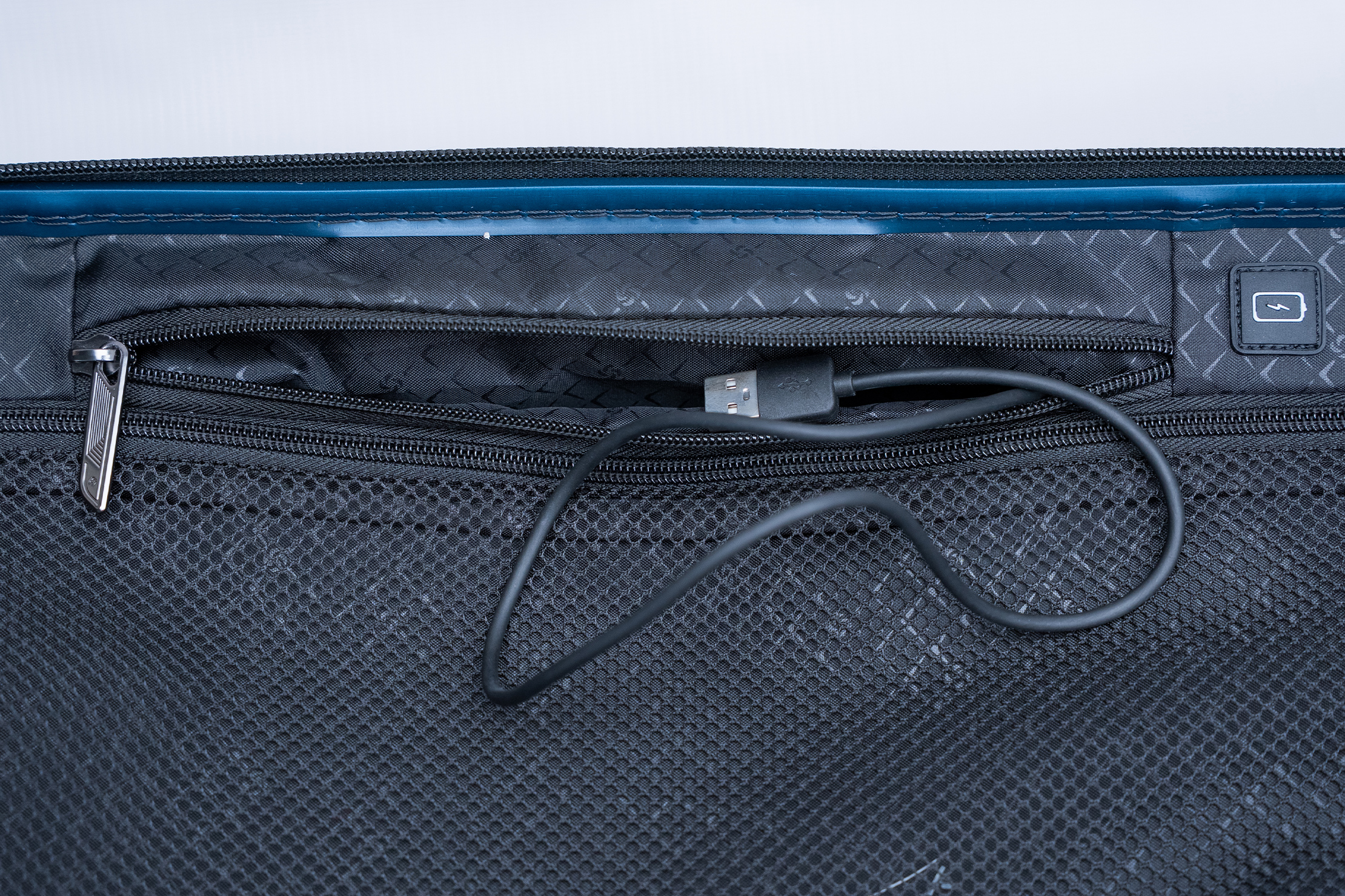 Samsonite Proxis Global Carry-On Spinner Power Bank Pocket
