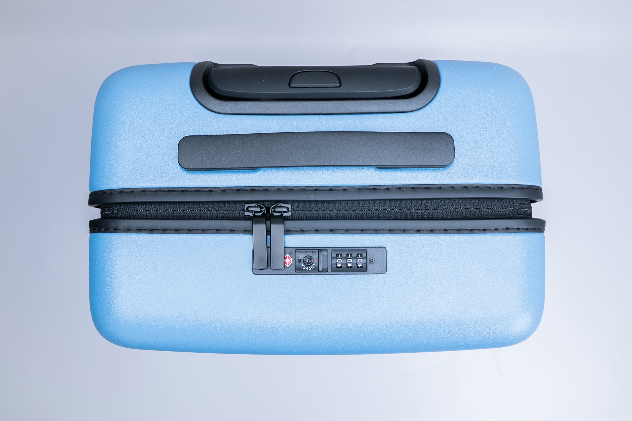 Quince Carry-On Suitcase (21 in) Lock