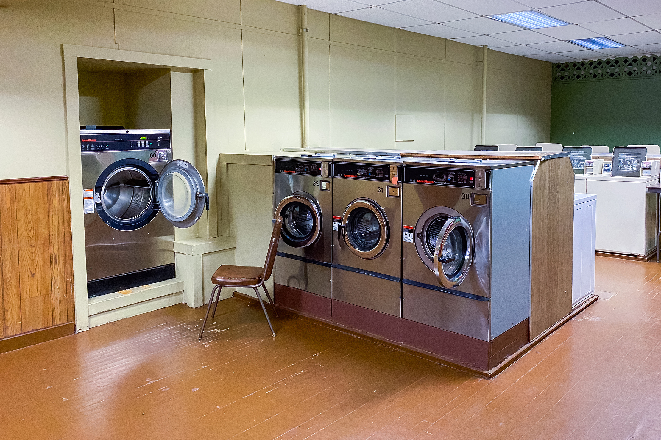 Here's How To Do Laundry While Traveling Laundromat 2