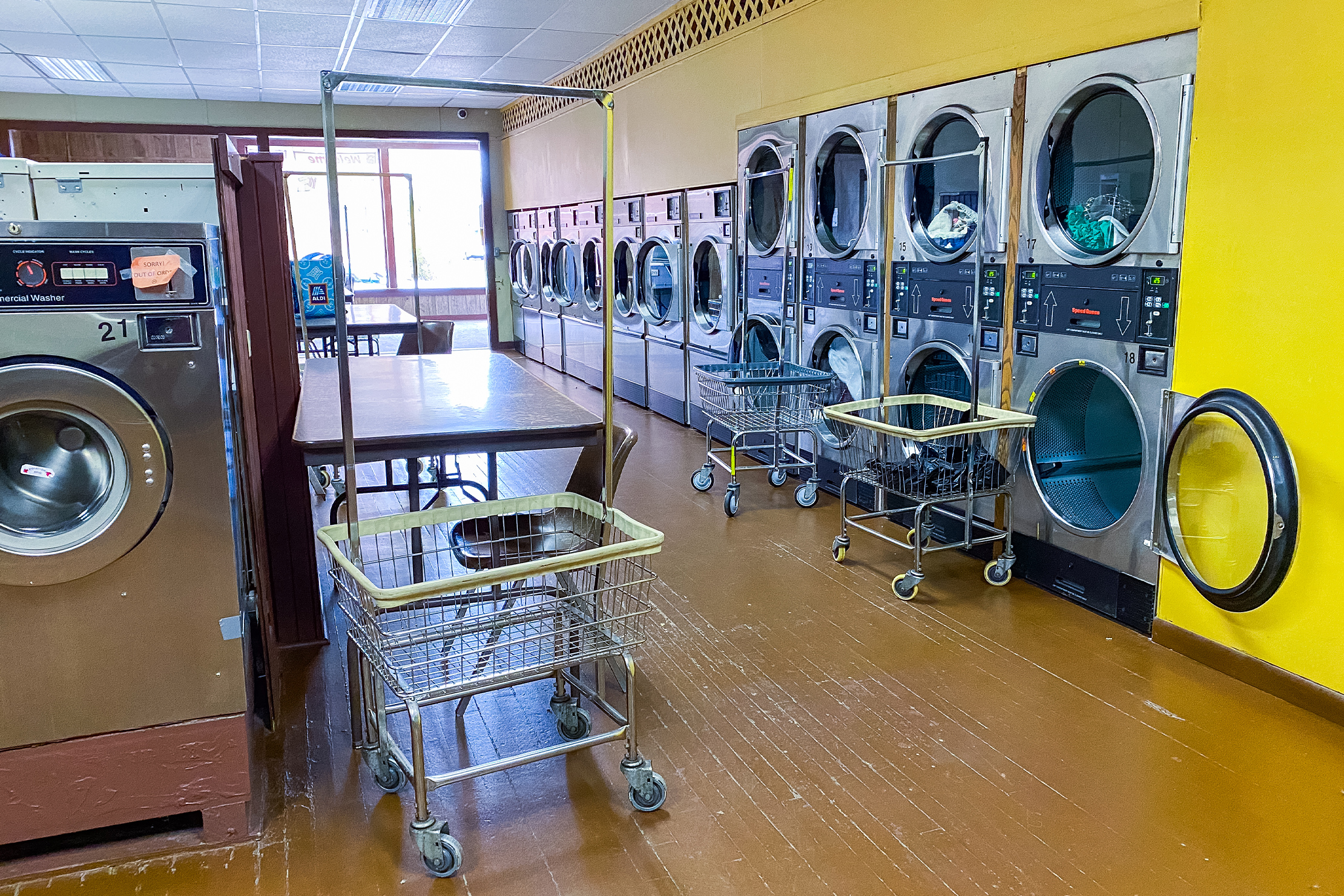 Here's How To Do Laundry While Traveling Laundromat