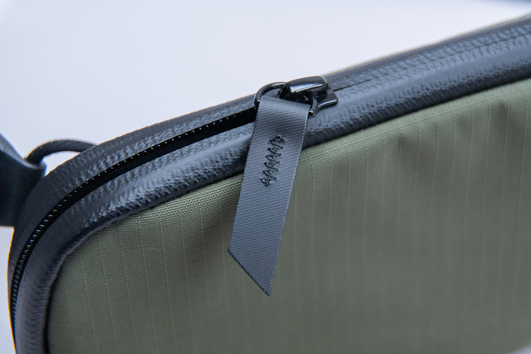 ALPAKA Flight Pouch Zipper Pull