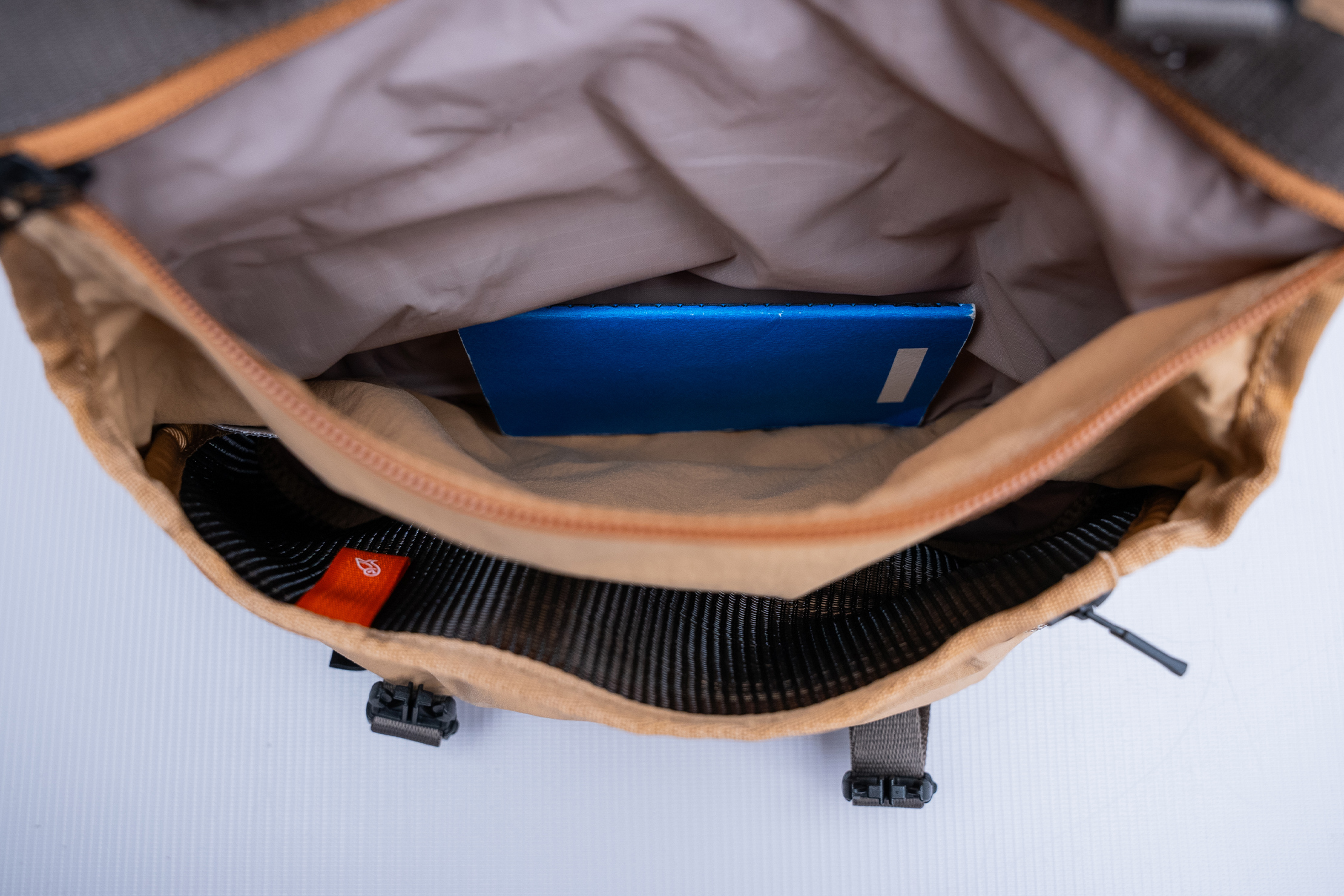 Bellroy Cinch Mini Messenger Interior