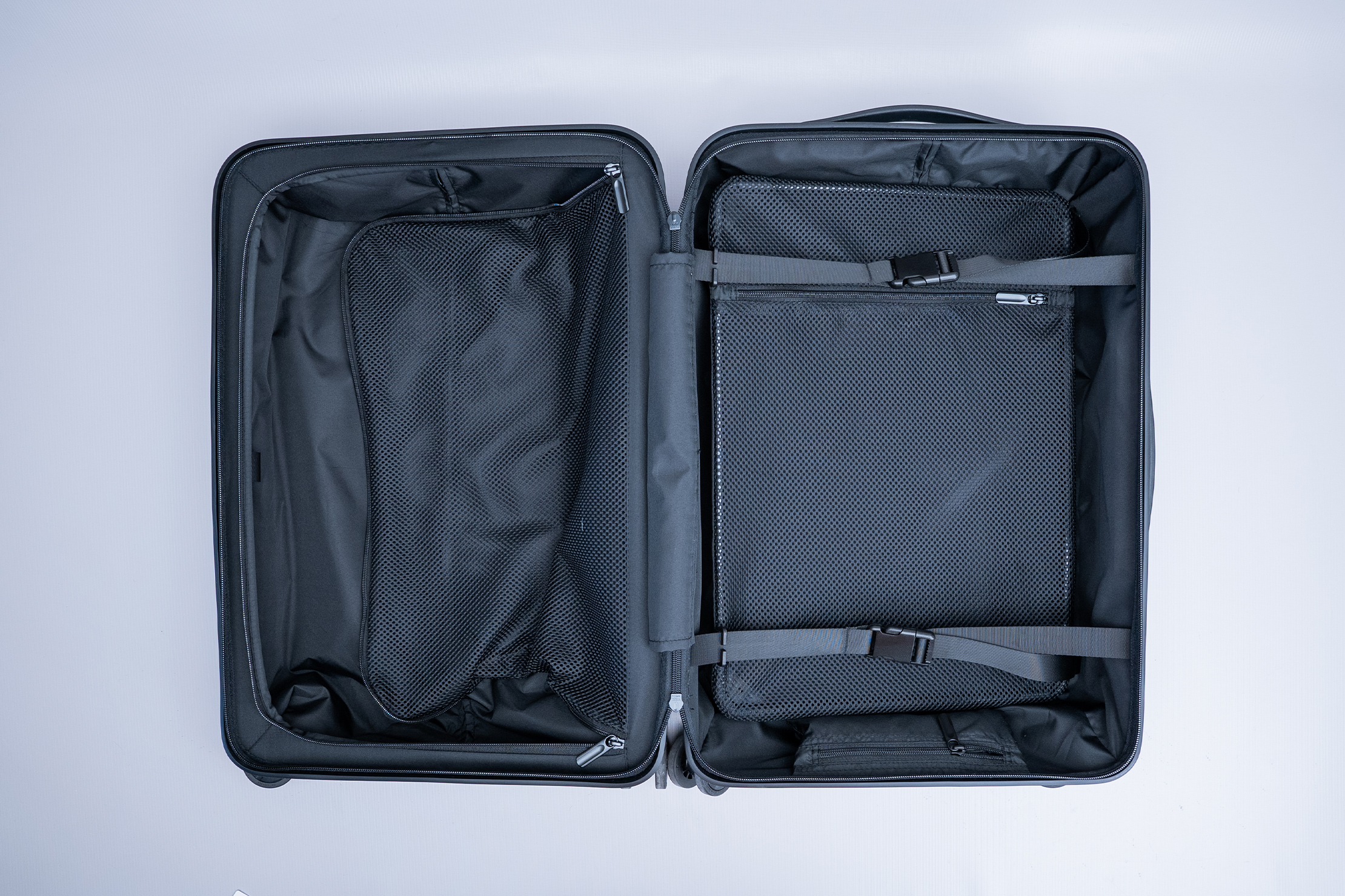Quince Carry-On Hard Shell Suitcase (21 in) Interior