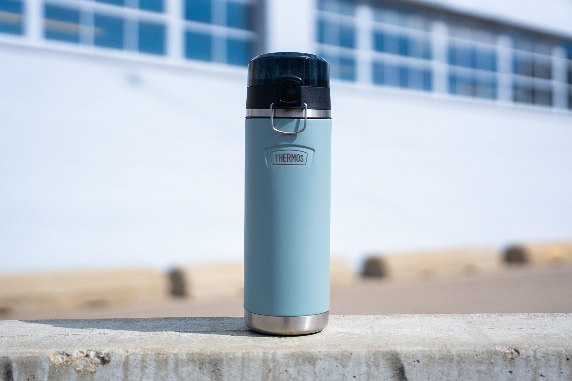 Thermos 24 oz Icon Water Bottle with Spout Solo