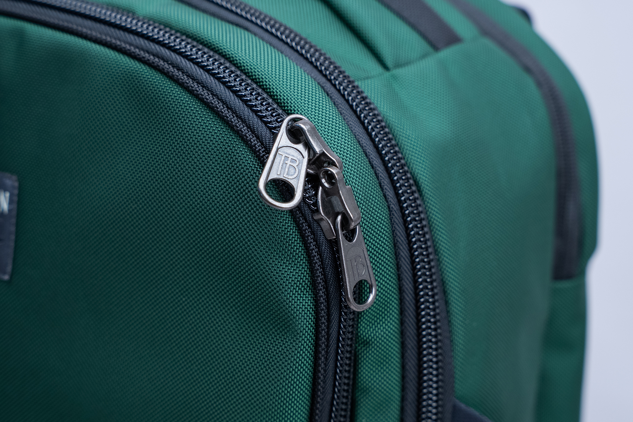 TOM BIHN Bixi Zipper