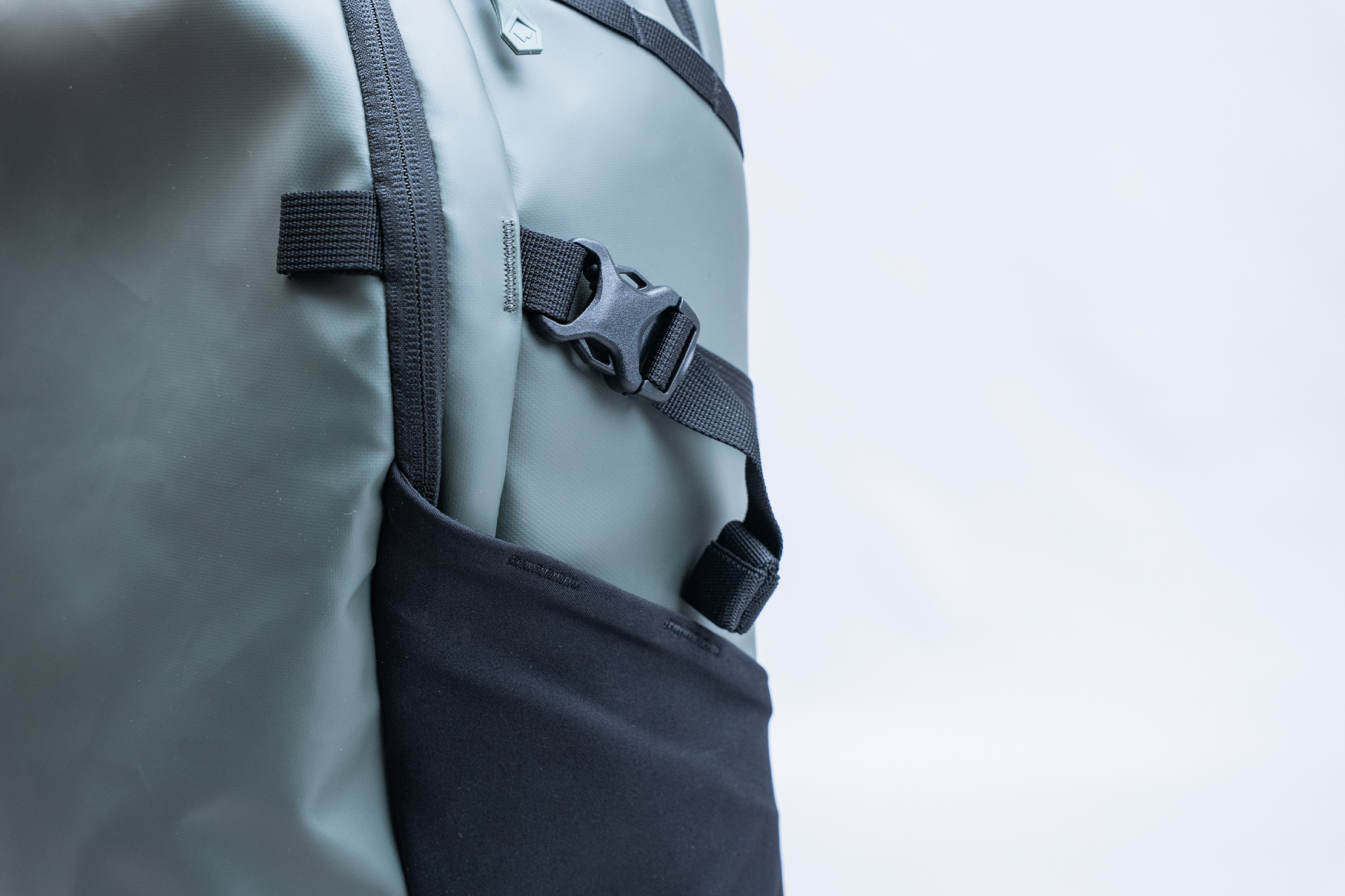 WANDRD NIMBUS 18L Compression Buckle