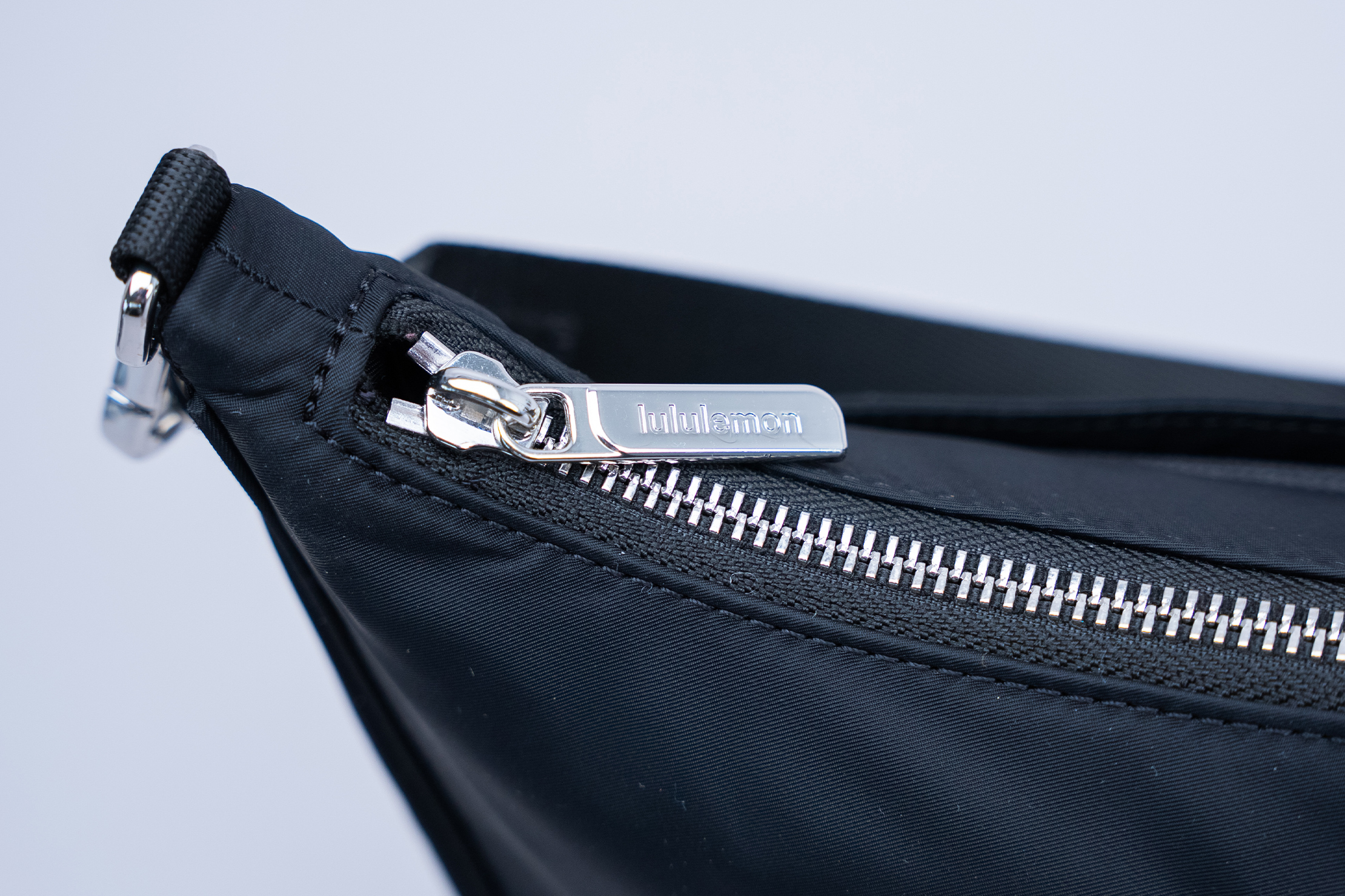 lululemon City Essentials Small Shoulder Bag Zipper