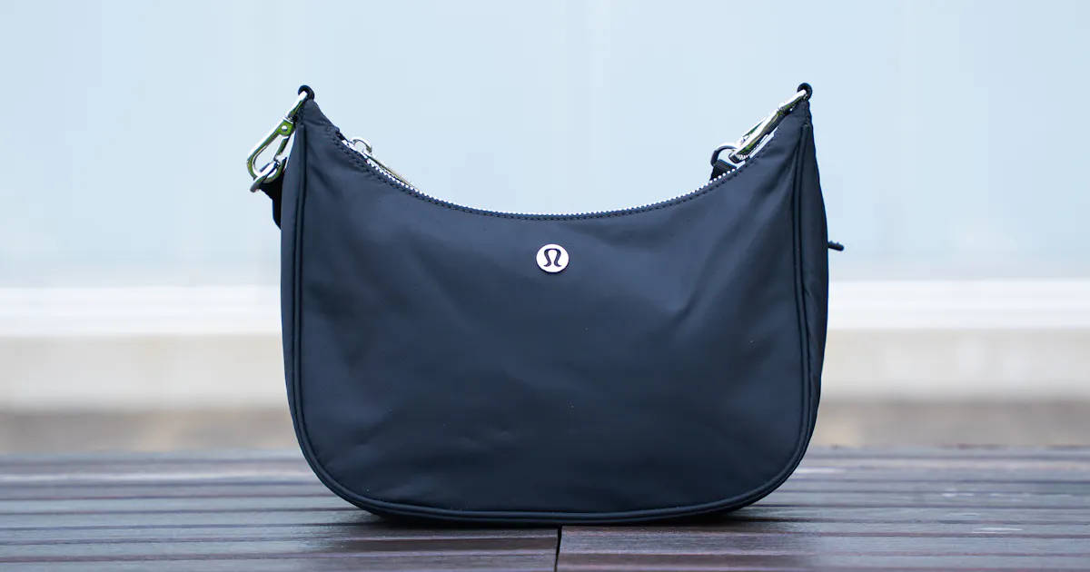 lululemon City Essentials Small Shoulder Bag Review | Pack Hacker lululemon City Essentials Small Shoulder Bag Review | Pack Hacker