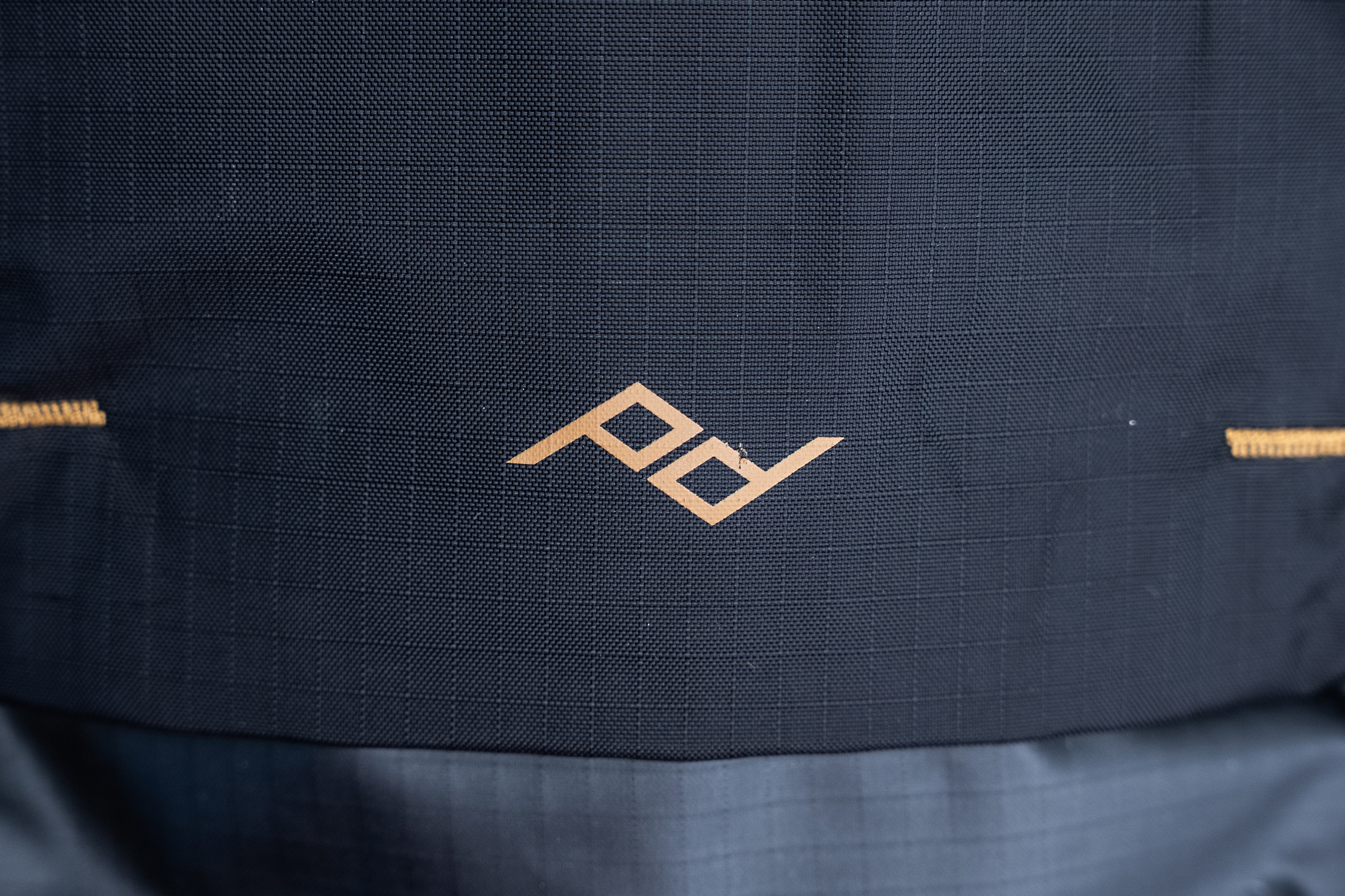 Peak Design Outdoor Backpack Zip 18L Logo