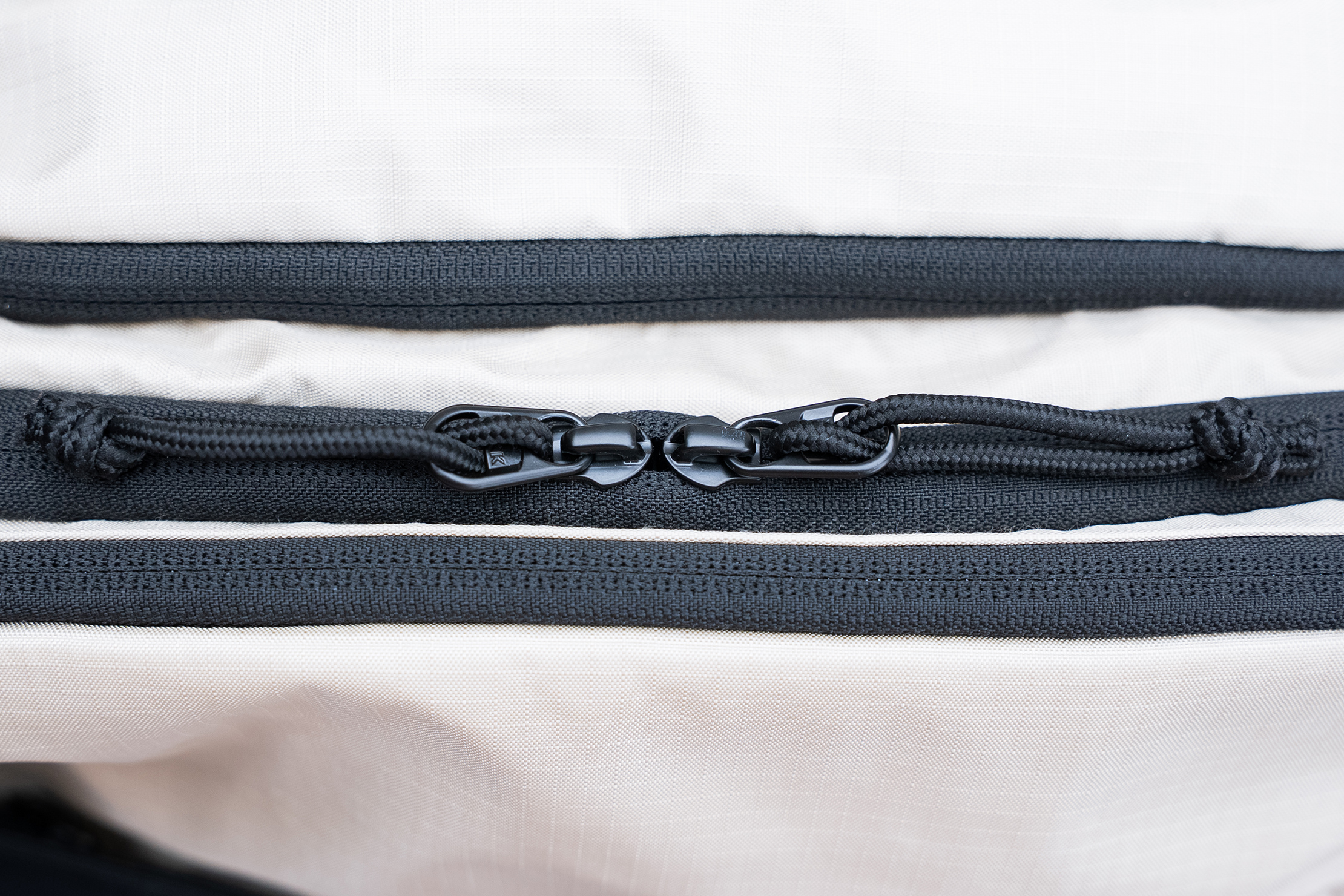 BAGSMART Blast Pro 40L Travel Backpack Zipper