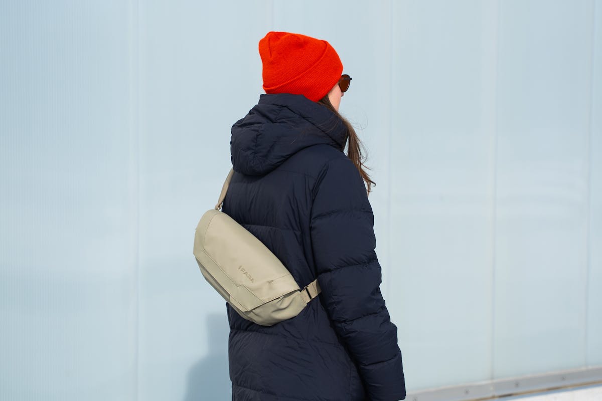 FARA VALR 4L Sling Bag Side