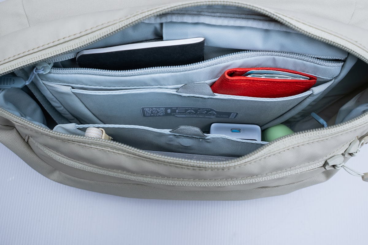 FARA VALR 4L Sling Bag Interior