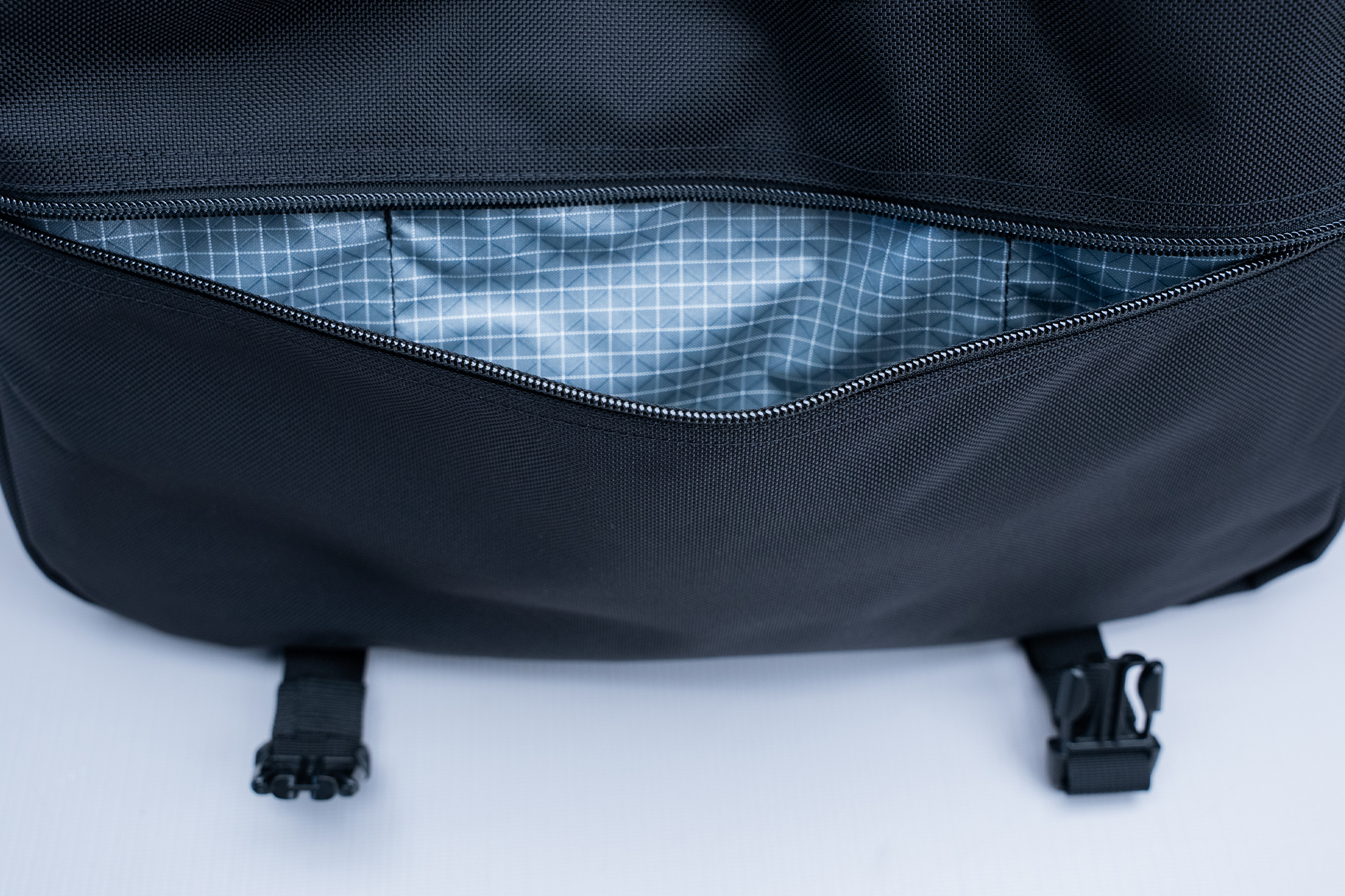 TOM BIHN Marathon Messenger Bag Pocket