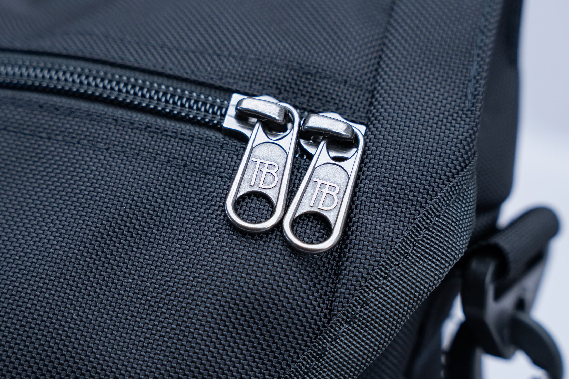 TOM BIHN Marathon Messenger Bag Zipper