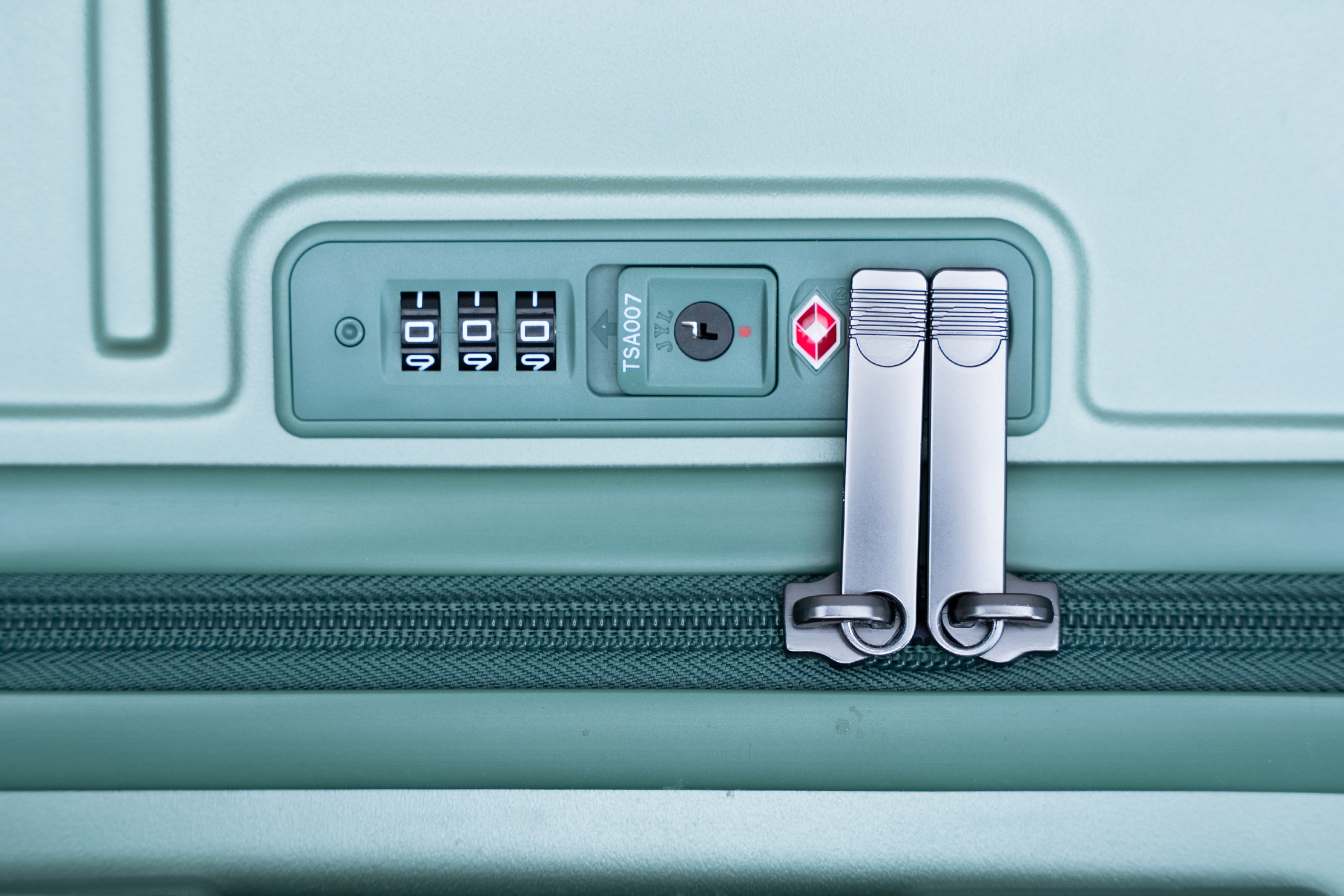 BAGSMART Getaway 19″ Carry-On Lock